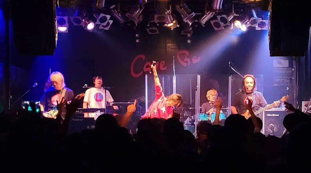 小柳“Cherry”昌法のインスタグラム：「広島CAVE-BE 盛り上がったねー！！ 広島は熱いね！！最高でしたー！！🤗  そして昨日は なんだかすごく 初期の頃のツアーを思い出した！うん。 来てくれた皆さん、あひがとぉ！！GAMBAるぞー！！🤟 #小柳Cherry昌法 #drummer_cherry #ドラマー #tamadrums #zildjian #aspr #lindberg」