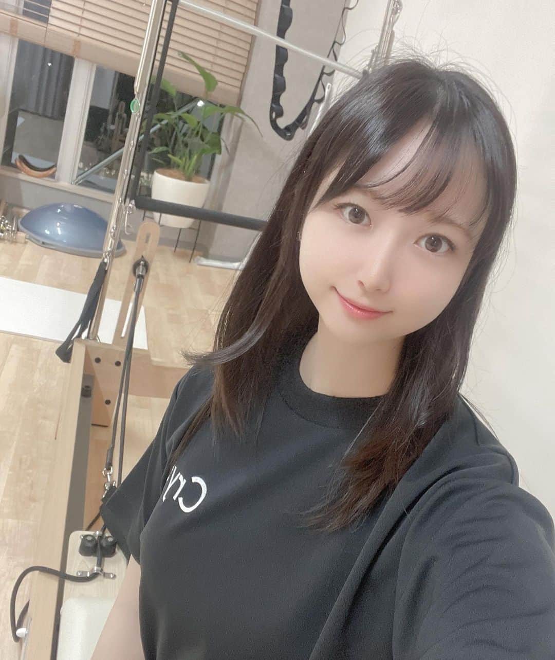 大崎菜々子さんのインスタグラム写真 - (大崎菜々子Instagram)「・ CRYO Beauty日本橋浜町さんに行ってきました！  -120度の超冷凍技術を使った機械があって、これに入ったらめっちゃ冷たいけど浮腫みがとれて脚が超すっきりしたよ✨  人生初のピラティスを体験してきました！  体のどこを直したら浮腫みにくくなるとか、骨盤の正しい位置や肺呼吸が意外と上手くできてないこととか普段気づかないところに気づけてよかったです😊  パーソナルトレーナーさんが教えてくれるので初心者でも安心してピラティス体験できました🔰  全身整ってすっきりしたのでおすすめです✨  酵素浴・ピラティスパーソナル・CRYOストレッチなど様々なメニューができるスタジオで全身整えられるからぜひ行ってみてね(๑•̀ㅂ•́)و✧  PR @cryobeauty_nihonbashihamacho #cryobeauty日本橋浜町 #ピラティススタジオ #東京ピラティス #ピラティス #ピラティスマシン #マシンピラティス」11月13日 8時19分 - nanako_19970411