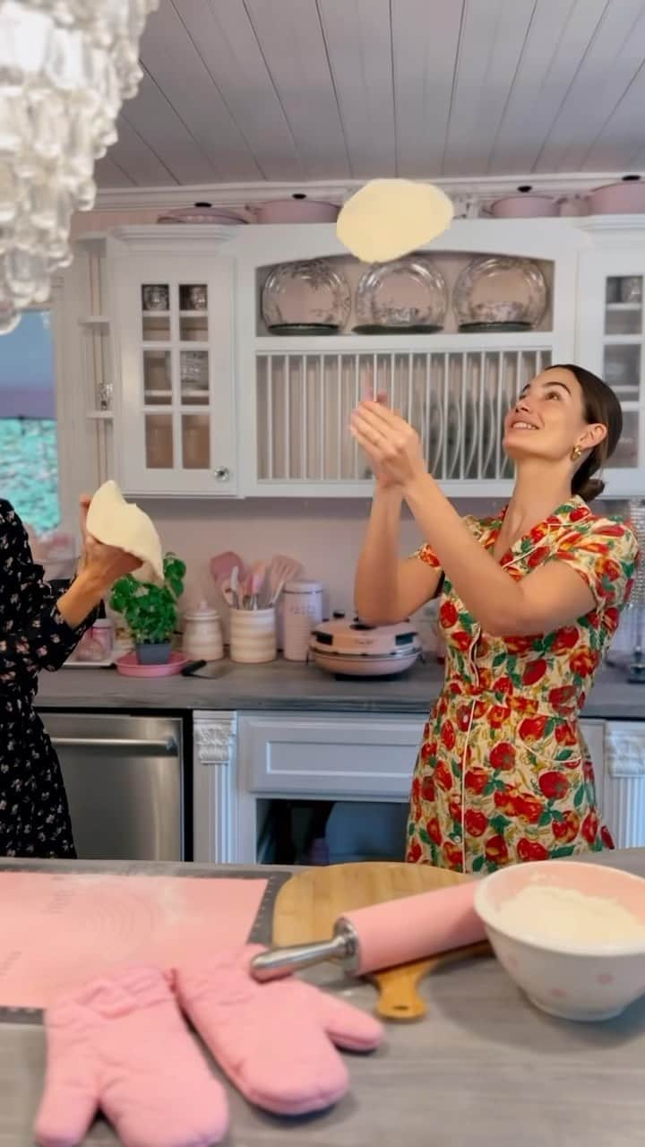 リリー・オルドリッジのインスタグラム：「Lily Aldridge came by to show off her pizza making skills on the new Pizza Girl Pizza Grill! Who says you can’t have pizza for breakfast?」