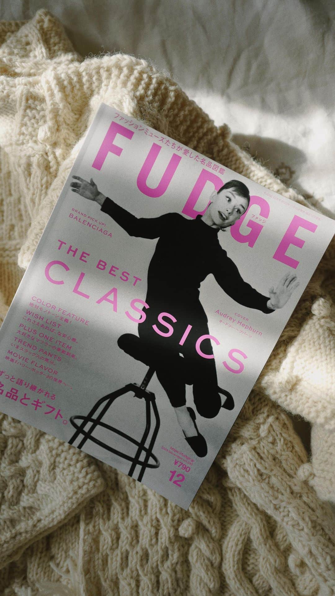 池田泉のインスタグラム：「⁡ FUDGE 12月号　 いいものカタログ TIMELESS ITEM ずっと使えるいいものに patchwork handknitgown 掲載していただきました。 紙面を通して見る我が製品、憧れの雑誌に掲載していただけたことが嬉しくてなんだかとても感慨深い。  昔は毎月雑誌の発売日が待ちどおしくて、買ってからも 何度も見返して切り取ってコラージュしたりするのが好きだった！ 今月のFUDGEの特集は、ずっとそばに置いておきたいものや繰り返し見たいものばかりでやっぱり紙媒体はいいなぁ。🫶 きっとネパールで一緒に製作している職人さん達も喜んでくれると思うので見せようと思います〜！ ＿＿ ⁡ PUR HANDKNIT Made in Nepal. 11/12 SUN 20:00- onlinestore release! ・loop handknigown ・birdseye crewneck  sweater ・patchwork handknit gown ⁡」
