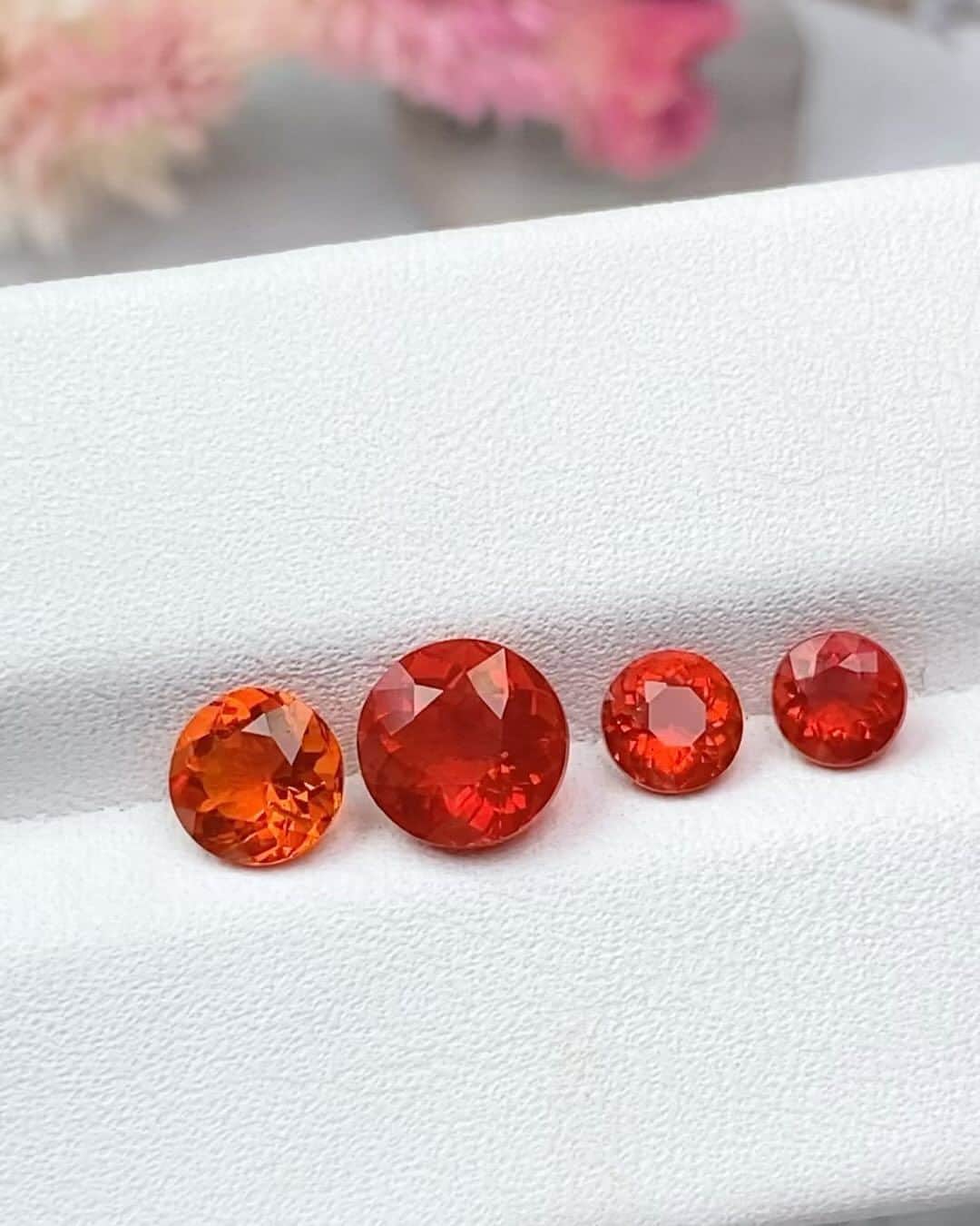 FUKANEのインスタグラム：「メキシコ産ファイヤーオパール。 2,000円〜あります。  本日11/13(月)のインスタLIVEでお出しします。  #天然石 #宝石 #ルース #ジュエリー #天然石ジュエリー #石好きな人と繋がりたい #gem #gemstones #jewelry #jewels #フカネの石 #fukane」