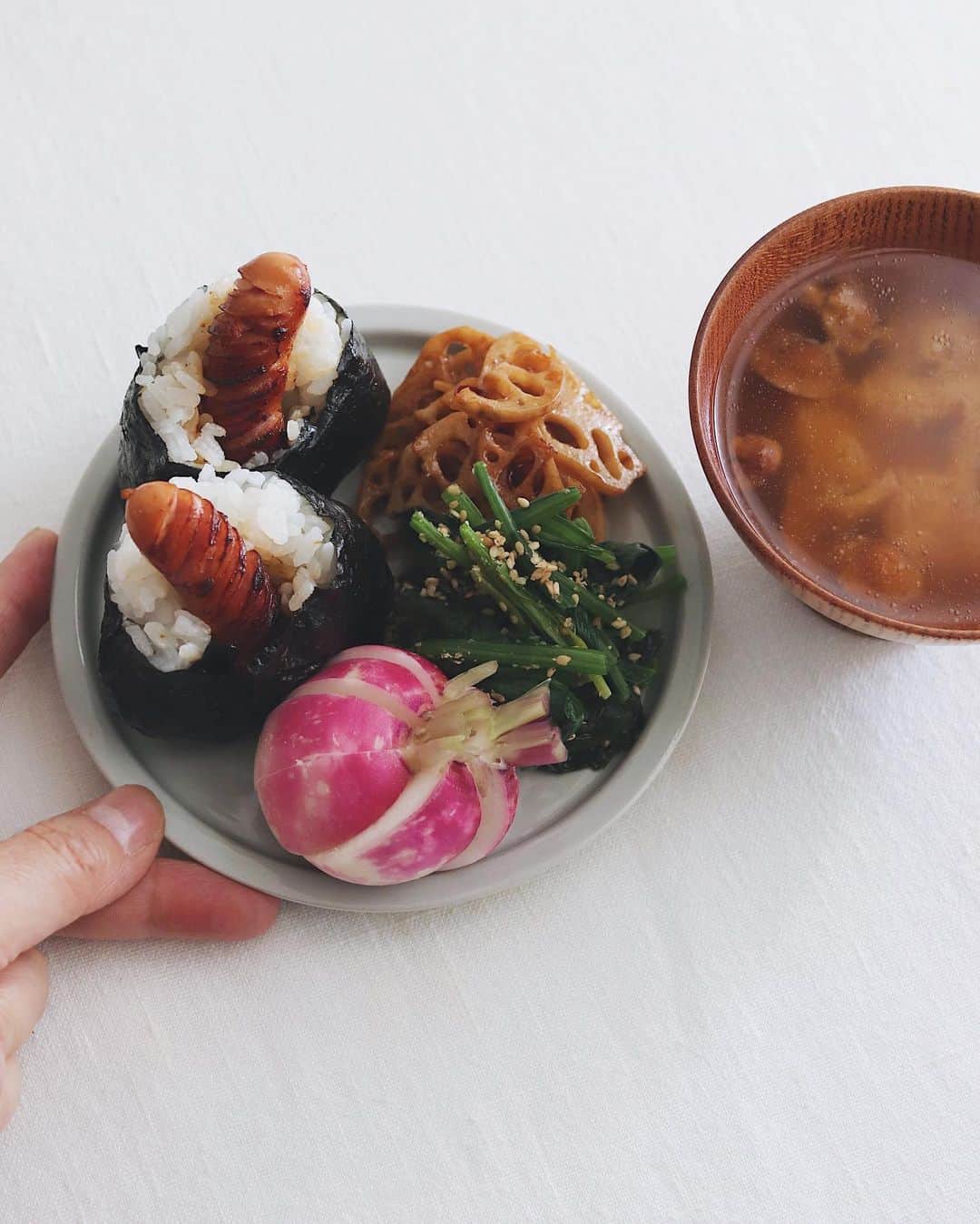 樋口正樹のインスタグラム：「Today’s breakfast 🍙  今朝はお初のウインナーおにぎりと、 カブぬか漬け、ほうれん草ごま和え、 れんこんのきんぴら、なめこ味噌汁。  . #朝ごはん #ウインナーおにぎり #onigiriaction」
