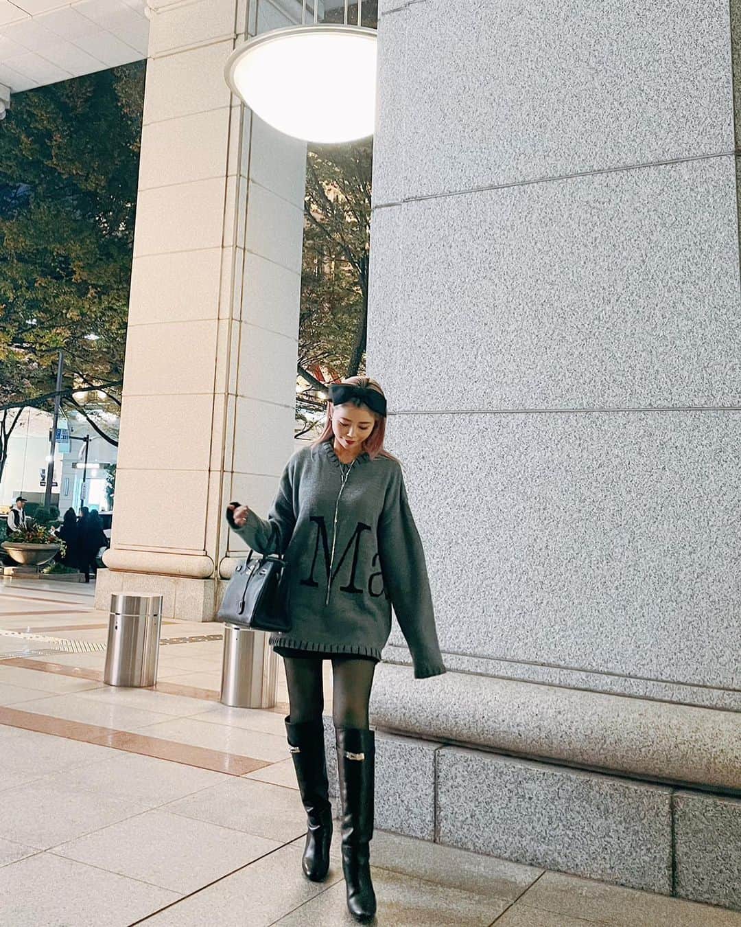 住谷杏奈のインスタグラム：「･ "Matin Kim"のダボダボニットコーデ👗💞 ･ ･ "Matin Kim"は 最近好きな韓国ブランドだよ🫶 ･ この日は娘とMatin Kimコーデをしてみたよ🫶 ･ ･ ソウルのお店にまた行きたいなぁ☃️ ヒュンダイデパートにも入ってるよ🐰 今年中にあと1回渡韓できるといいなぁ✨ ･ ･ ･ ニット➤ @matinkim_magazine  bag&boots➤ @hermes  necklace➤ @lohmejewelry  ･ ･  #ootd #👗 #matinkim#HERMES#birkin30#HERMESboots #fashion#coordinate#fashiongram#style#outfit  #outfitoftheday#outfitpost#fashionphotography  #fashionista#fashionstyle#패션#패션스타그램」