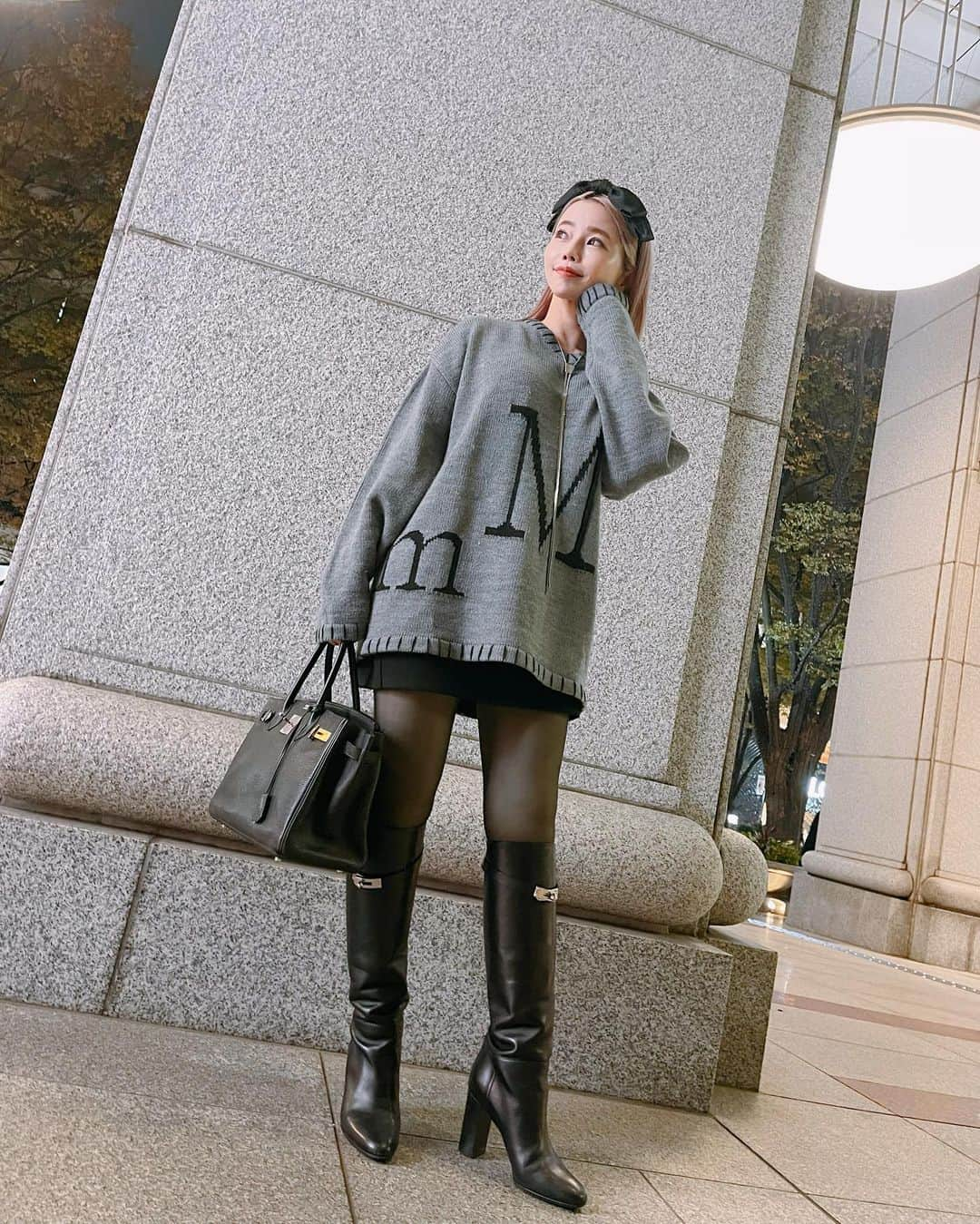 住谷杏奈さんのインスタグラム写真 - (住谷杏奈Instagram)「･ "Matin Kim"のダボダボニットコーデ👗💞 ･ ･ "Matin Kim"は 最近好きな韓国ブランドだよ🫶 ･ この日は娘とMatin Kimコーデをしてみたよ🫶 ･ ･ ソウルのお店にまた行きたいなぁ☃️ ヒュンダイデパートにも入ってるよ🐰 今年中にあと1回渡韓できるといいなぁ✨ ･ ･ ･ ニット➤ @matinkim_magazine  bag&boots➤ @hermes  necklace➤ @lohmejewelry  ･ ･  #ootd #👗 #matinkim#HERMES#birkin30#HERMESboots #fashion#coordinate#fashiongram#style#outfit  #outfitoftheday#outfitpost#fashionphotography  #fashionista#fashionstyle#패션#패션스타그램」11月13日 8時20分 - annasumitani