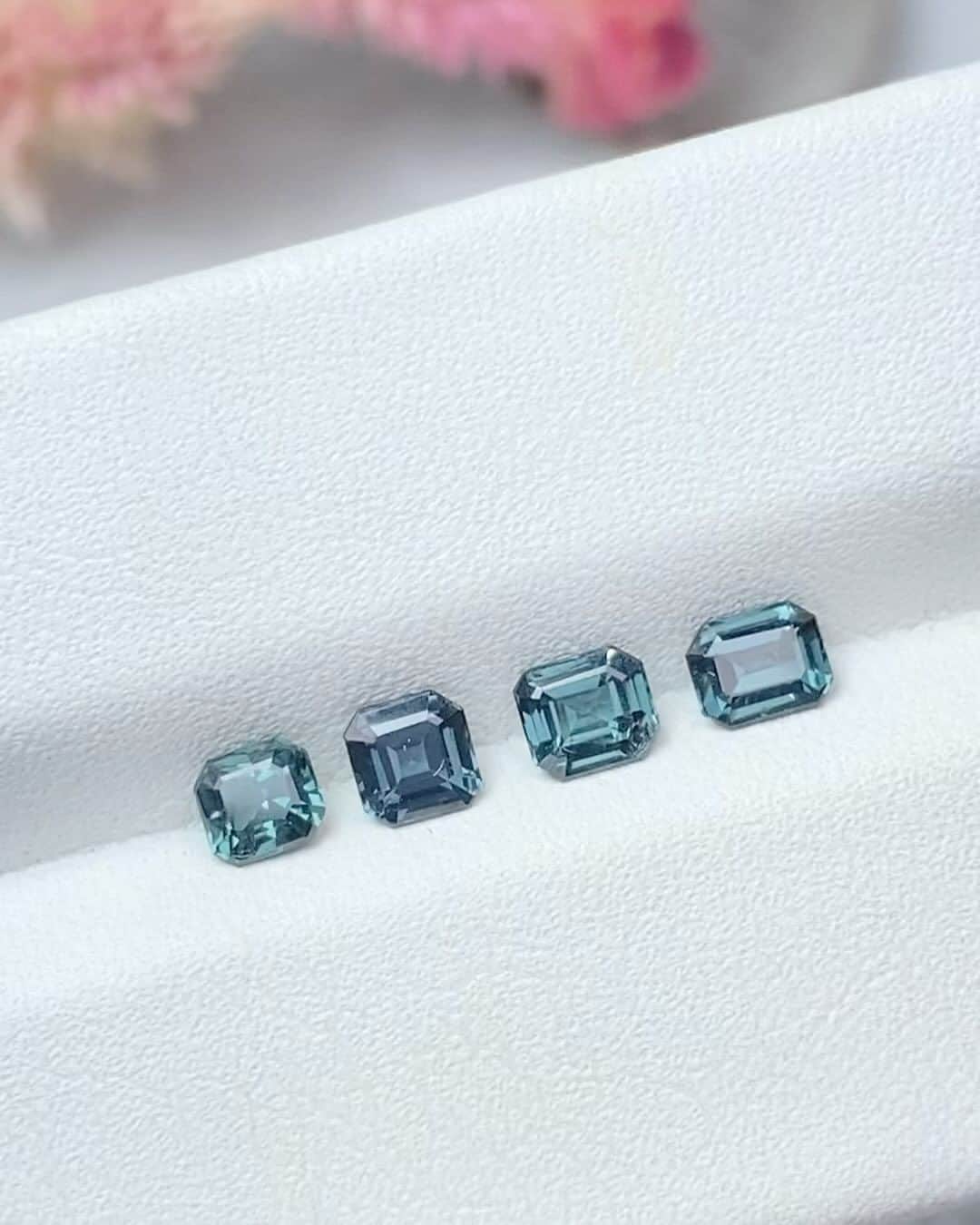 FUKANEのインスタグラム：「ラグーンブルーカラーのスピネルです。  本日11/13(月)のインスタLIVEでお出しします。  #天然石 #宝石 #ルース #ジュエリー #天然石ジュエリー #石好きな人と繋がりたい #gem #gemstones #jewelry #jewels #フカネの石 #fukane」