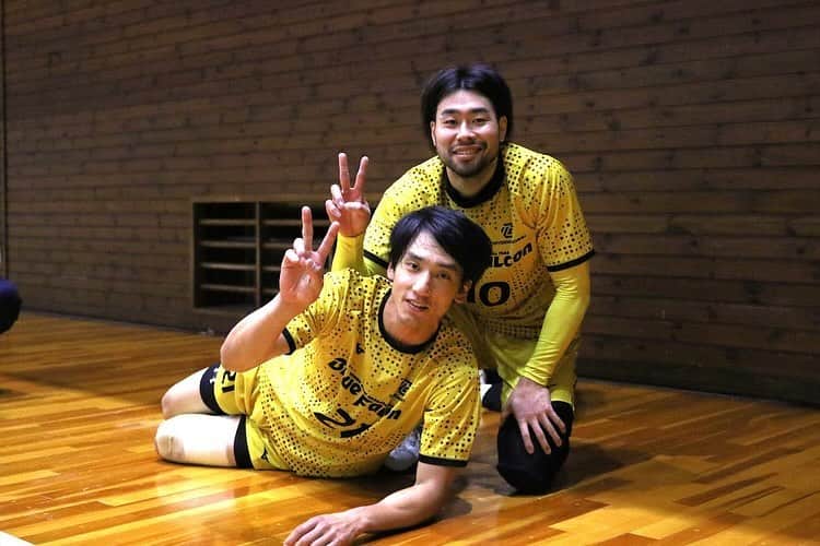 水町孝太郎さんのインスタグラム写真 - (水町孝太郎Instagram)「. 2023年11月11日のリーグ戦で復帰することができました☺️ 再びコートでハンドボールができるのも、チームスタッフ・トレーナー・病院関係者の方々、皆様のサポートのおかげです。 本当にありがとうございました😊  これからリーグ戦、日本選手権、プレーオフに向けて徐々にコンディションを上げてしっかりとチームに貢献して最高の形で今シーズンを終われるように準備していきたいと思います。  今後とも応援よろしくお願いします‼️  📷:@00kumakuma00  #ハンドボール #handball #豊田合成 #ToyodaGosei #豊田合成ブルーファルコン #ToyodaGoseiBlueFalcon #3枚目の写真自分らしい #小塩さんとの2shot #小塩さんいたおかげでリハビリ頑張れました✌️」11月13日 8時29分 - mizumachi_bf.10