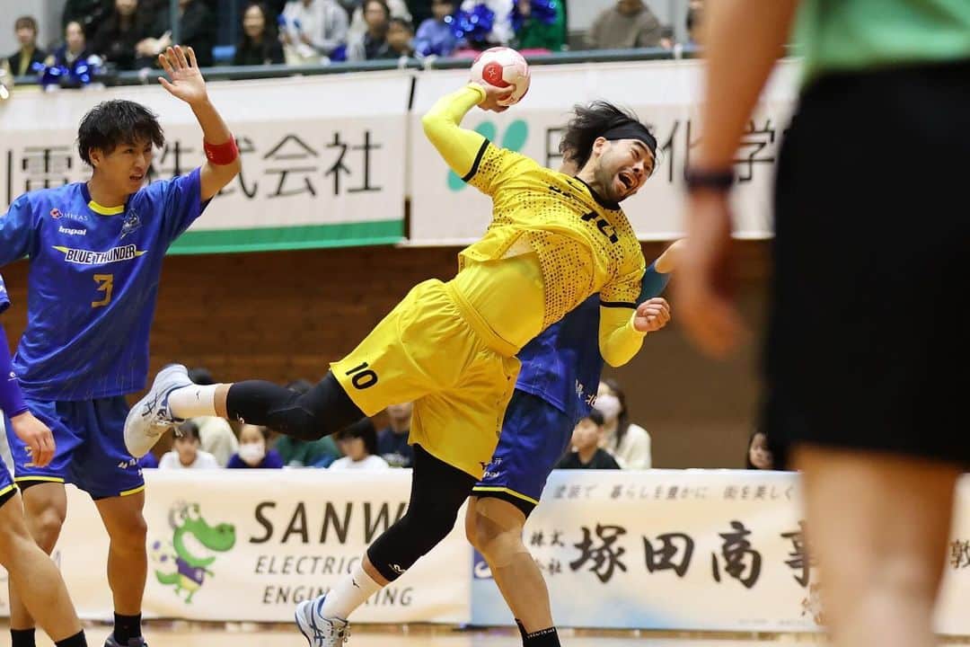 水町孝太郎さんのインスタグラム写真 - (水町孝太郎Instagram)「. 2023年11月11日のリーグ戦で復帰することができました☺️ 再びコートでハンドボールができるのも、チームスタッフ・トレーナー・病院関係者の方々、皆様のサポートのおかげです。 本当にありがとうございました😊  これからリーグ戦、日本選手権、プレーオフに向けて徐々にコンディションを上げてしっかりとチームに貢献して最高の形で今シーズンを終われるように準備していきたいと思います。  今後とも応援よろしくお願いします‼️  📷:@00kumakuma00  #ハンドボール #handball #豊田合成 #ToyodaGosei #豊田合成ブルーファルコン #ToyodaGoseiBlueFalcon #3枚目の写真自分らしい #小塩さんとの2shot #小塩さんいたおかげでリハビリ頑張れました✌️」11月13日 8時29分 - mizumachi_bf.10