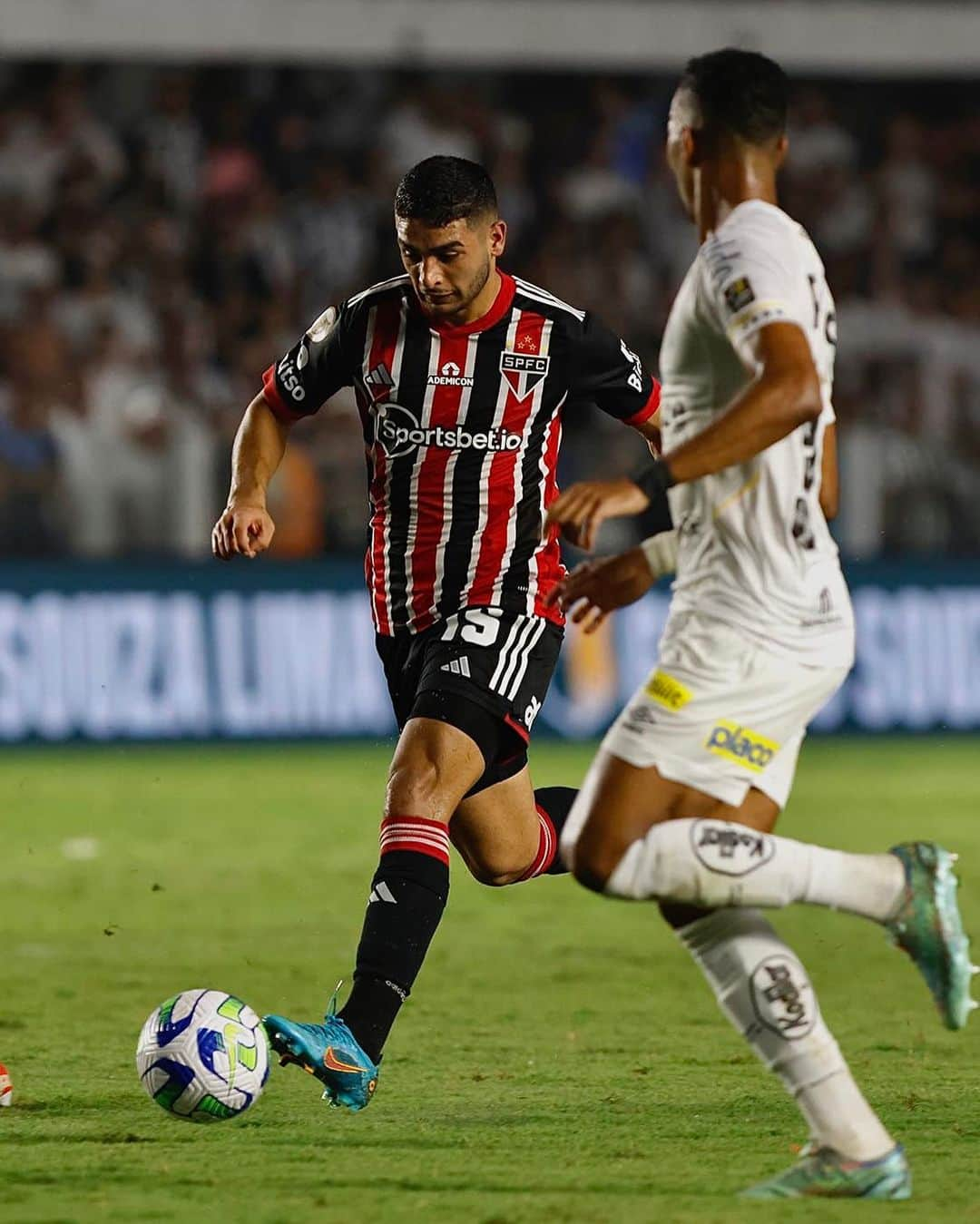 São Paulo FCのインスタグラム：「Fim de jogo: Santos 0x0 São Paulo  Próxima partida: Fluminense x São Paulo, quarta-feira (22), às 21h30, no Maracanã, pelo @brasileirao.  #VamosSãoPaulo 🇾🇪  📸 Rubens Chiri / São Paulo FC」