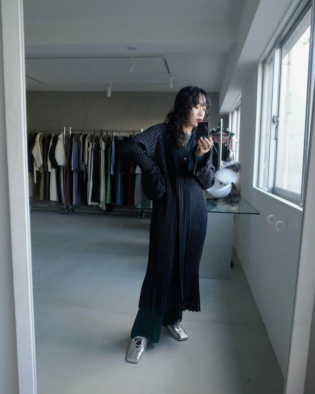 野村仁美のインスタグラム：「🪞PRESS ROOM🪞  My推しニット🌚 プレーティング加工でバイカラーにした ロングニットカーディガン！  シルエットは何回やり直しただろうか…？ 袖のギャザーは取り外し可で コートの袖から出しても可愛いです。  11／15までニットアウターフェアで 10％OFF開催しておりますので この機会にぜひ⛄️  今までスタイリストさんが 毎日何件もリースに来てくださるのに、 プレスルームもなくオフィスの一角で ご案内となってしまっておりましたが、 ようやくプレスルーム的なものが出来ました🙏 お待ちしております〜🌟  #sahara23aw#marte_snap」