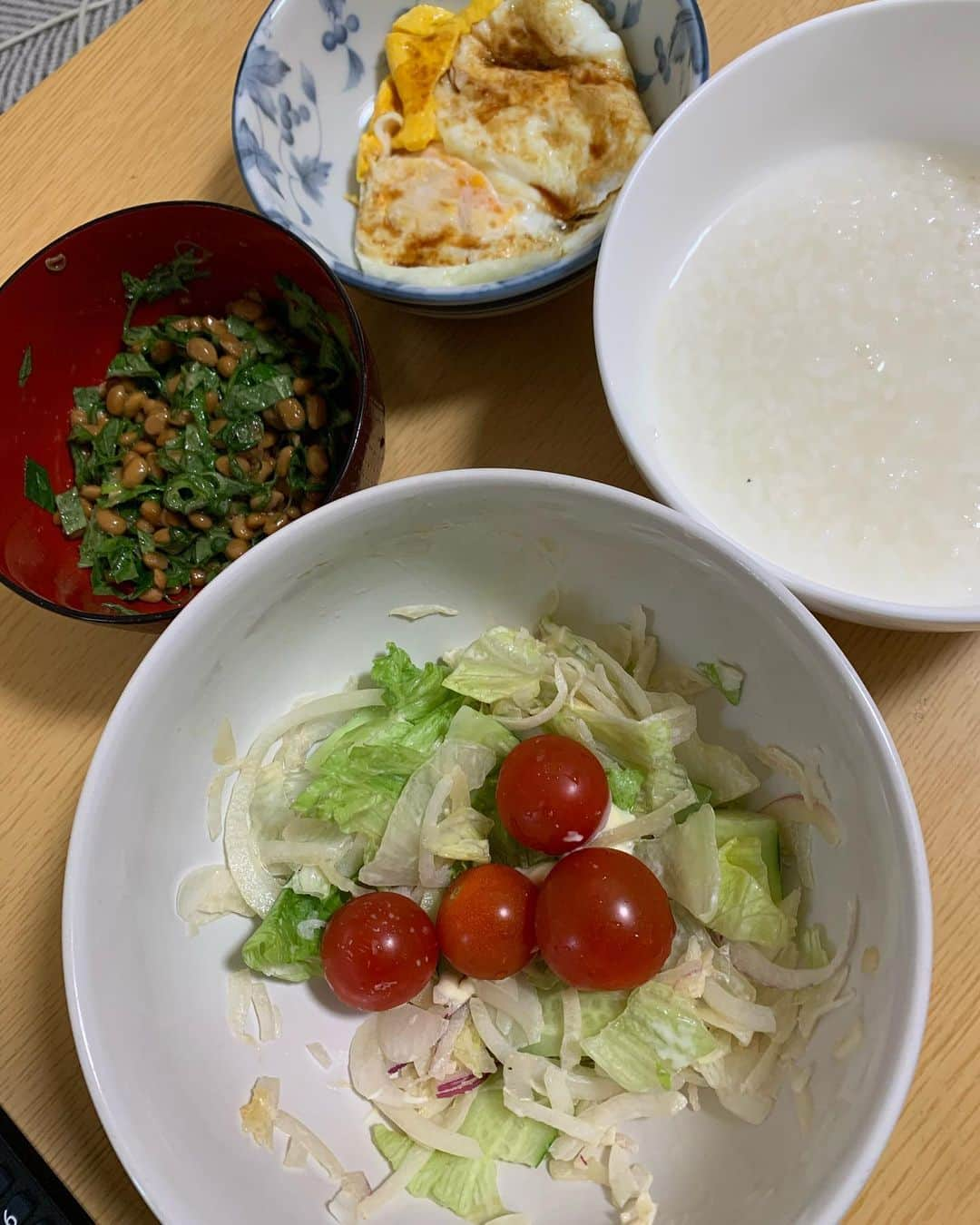 村上ショージさんのインスタグラム写真 - (村上ショージInstagram)「残りご飯でお粥に納豆に大葉とネギをサラダプチトマトときゅうり🥒などなど目玉焼き2個今日は軽めでいただきます^_^天気悪いが頑張ってくださいね♪」11月13日 8時30分 - murakamis0528