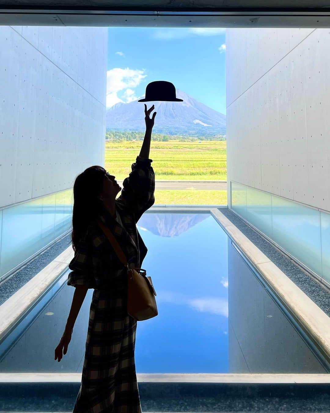 みき みーやんのインスタグラム：「写真映えスポット🏔🎩💕 . . 鳥取旅行に行った際に ぜひ立ち寄って欲しいのが 植田正治写真美術館🖼💕 @shoji_ueda_museumofphotography   . 植田正治は世界で最も注目された日本人写真家のひとり🎨 . 写真が1万点も展示してあって それだけでも大満足なんだけど . 水面に映る“逆さ大山”や写真スポットもあって 楽しめるので旅の思い出に撮ってみてね(*˘︶˘人)🏔🎩 . . #PR #大山ワンダー#鳥取観光#大山山麓日野川流域#とっとり旅#鳥取 #鳥取旅行#植田正治#伯耆町#tottori #とっとり #Japantrip#フリーモデル #グルメ女子 #Japantravel#撮影風景#モデル#逆さ大山#撮影モデル#山陰地方#山陰#インスタ映え#関西モデル#植田正治写真美術館#ワンピース#ワンピースコーデ#プチプラ#プチプラコーデ#西伯郡#みーやんトラベル鳥取」