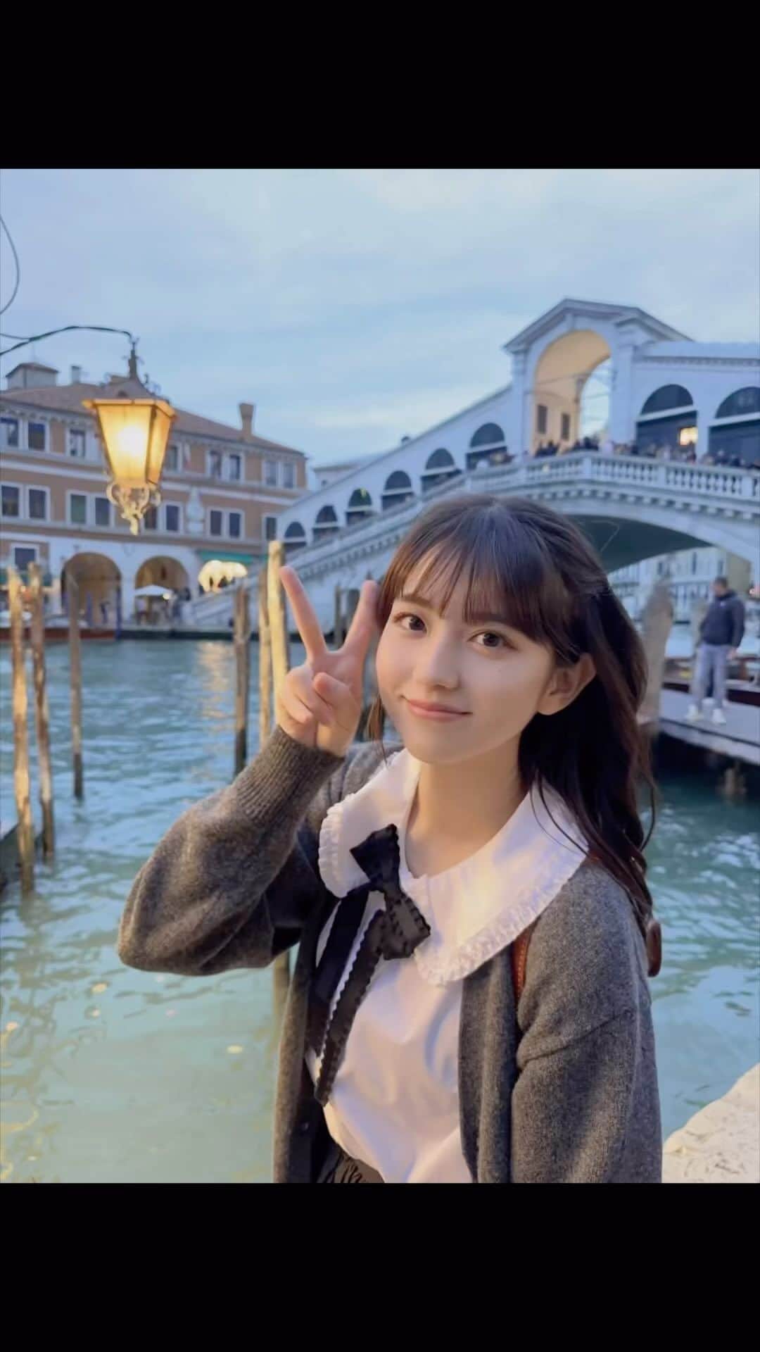 せきぐちりさのインスタグラム：「ベネチアの夜景がキレイすぎたので、夕飯はオープンテラスのレストランで食べたよ🍸🍽✨️  イカスミのスパゲティーはもちろん美味しかったんだけど、干し鱈をバゲットにのせて食べるバッカラマンテカート(絶対覚えられない)が美味しかった🤤 ベネチアの名物料理らしいです。  干し鱈はルクセンブルクのスーパーによく売ってます。 日本で見た事ないけど🤔  ⁡‥‥‥‥‥‥‥‥‥‥‥‥‥‥‥‥‥‥‥‥‥‥‥‥ ルクセンブルク🇱🇺在住。19歳。 ルクセンブルクやヨーロッパの旅行写真たくさん載せてるので是非みてね📸 @risa_s_lisa  ⚠️配信アプリが変わりました！ 毎日23時ごろから『ポコチャ』で配信してます。 ※プロフィールのリンクからフォローお願いします🙇‍♀️ ‎‥‥‥‥‥‥‥‥‥‥‥‥‥‥‥‥‥‥‥‥‥」
