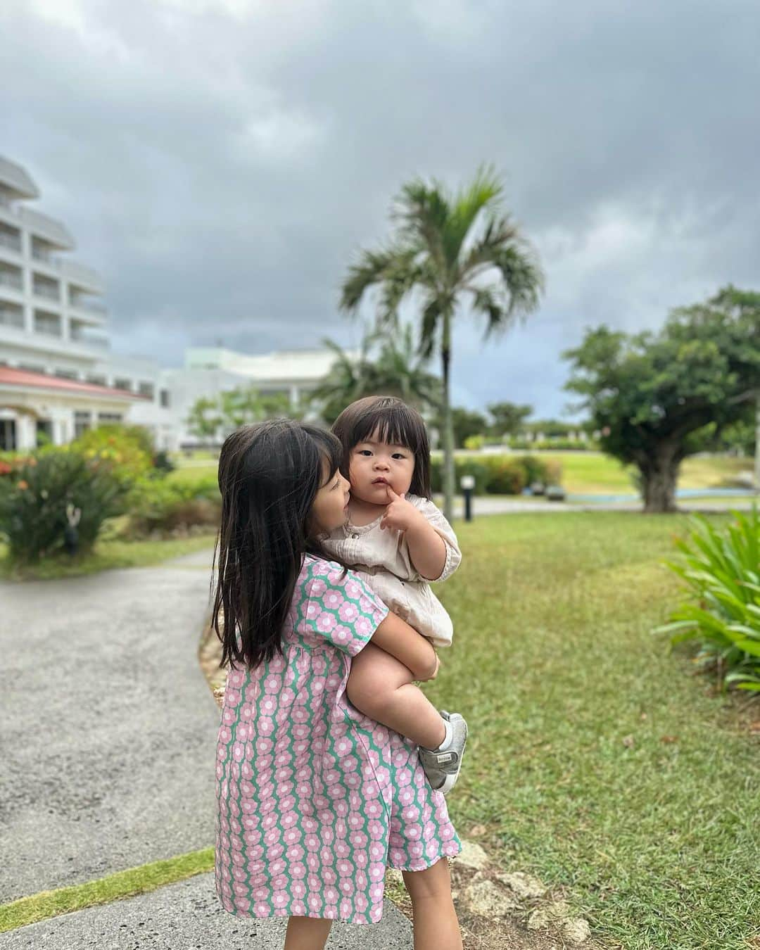 樹村あやののインスタグラム：「長女と三女。  #家族旅行#子連れ旅行#石垣島#羽田空港#3児のママ#三姉妹#プール#石垣島旅行#姉と妹」