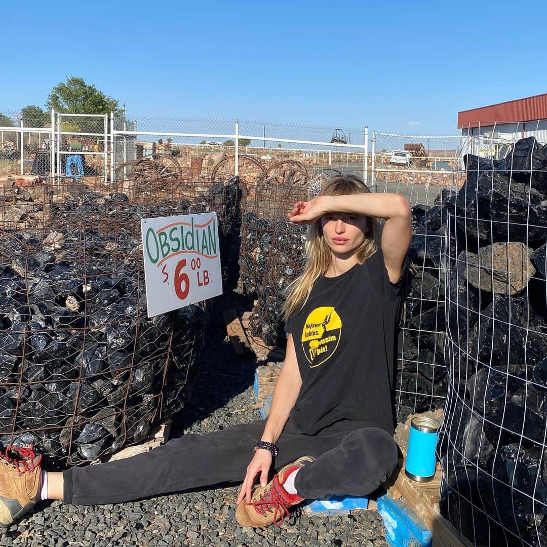 テレザ・カサロヴァのインスタグラム：「I am humbled to admit that tho Luka and I slept in a Jeep Wrangler for 3 nights in a row so that we wouldn’t have to pay for motels, we also spent 230$ on ROCKS in this store by Petrified Forest National Park. #priorities (Also, that technically makes the rocks free… 😁)   ALSO the reason my face looks so thin is cuz I had just finished a 7-day enzyme fast the day before. The cut look was kind of a vibe for a day or two but I’m happy to have my face fat back hahaha.  Also second to last is a prehistoric crocodile!!!!」