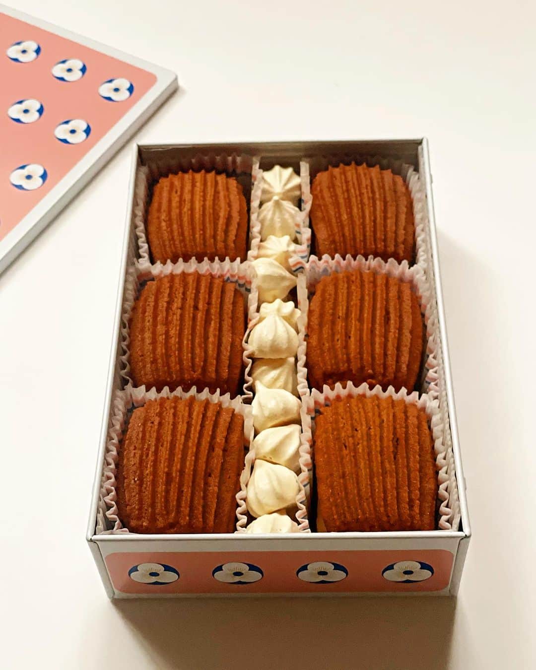山本浩未さんのインスタグラム写真 - (山本浩未Instagram)「#福田里香 さんのインスタで知った 「Cheesy Poche」コゲカン🩷🩷  ピンク色のカワイイ缶にチーズクッキー2種とメレンゲがきっちり詰まった姿美しく食して美味🩷💛😍🩷💛  チーズクッキーのきちんとしたサクサクとレモンメレンゲのサクっと溶けるレモン味🧀🍋 シンプルで軽やかで美味しくてちょいっと感動的 💘✨  さっそく期間限定 柚子メレンゲ缶を頼んでみたー💛🩷  #cheesypoche #cheesypocheコゲカン #コゲ味 #ペコリーノロマーノ  #クリエイティブユニットkigi #菓子研究家福田里香」11月13日 8時53分 - hiromicoy