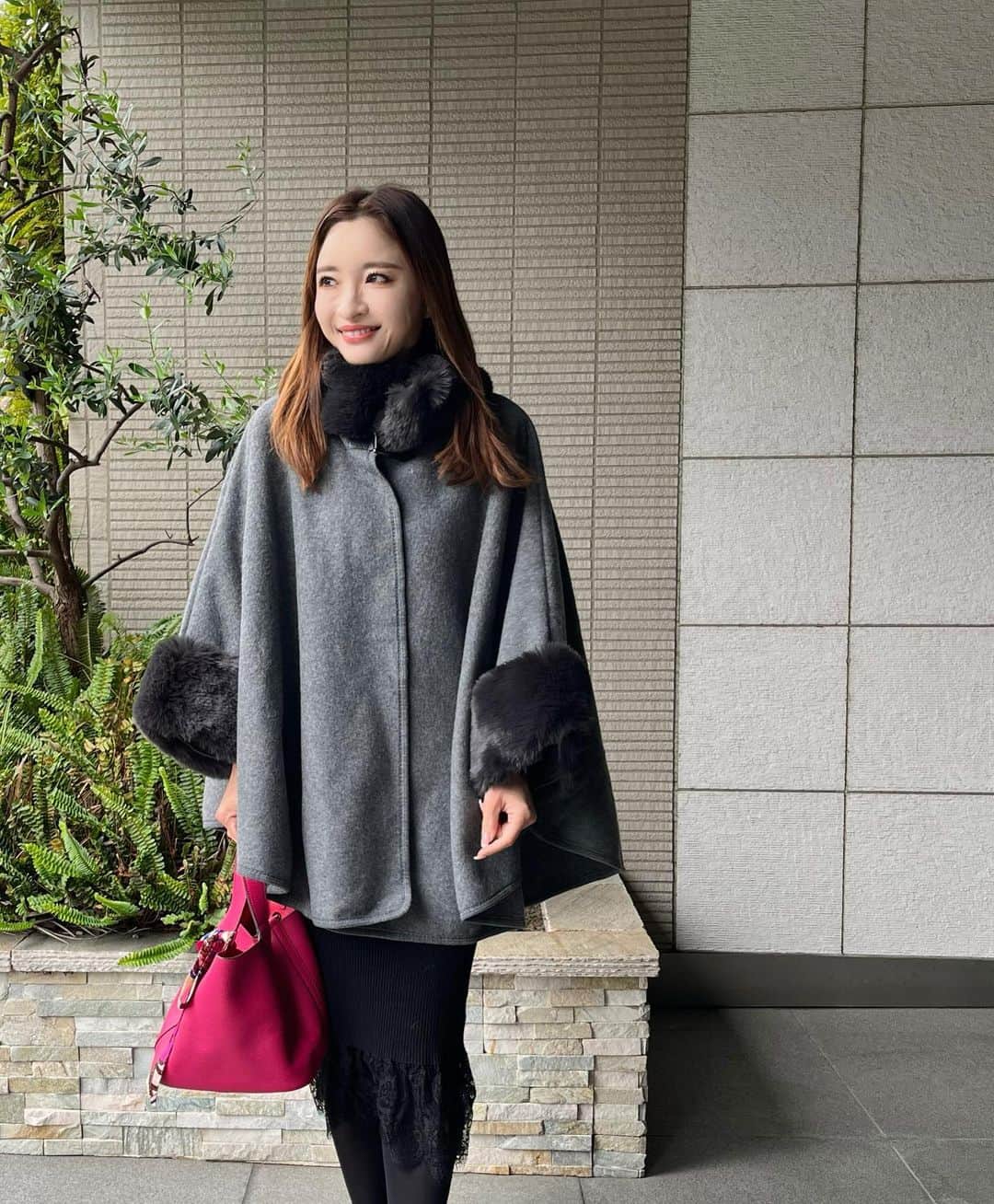 AriizumiEmaさんのインスタグラム写真 - (AriizumiEmaInstagram)「急に真冬になったので、出番が来たファー付きのポンチョ。 エルーラの展示会で試着してから、しばらくしてもやっぱり忘れられなくて購入しました❤️ ファーがすごくボリュームがあるので、お値段以上に見えます❣️ @elura_official   ★ポンチョコートは、楽天ルームに載せています🎄 ストーリーにリンクを貼りました。  ・ #コート#ファーコート#ポンチョ#エルーラ#elura」11月13日 9時02分 - ema_ariizumi