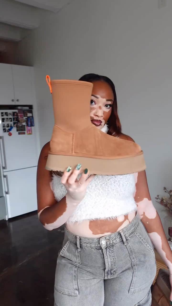 アグのインスタグラム：「@withambernicole has that IT GIRL energy in the Classic Dipper. ✨  #UGG #FeelsLikeUgg #FallFashion #coldweatherstyle」