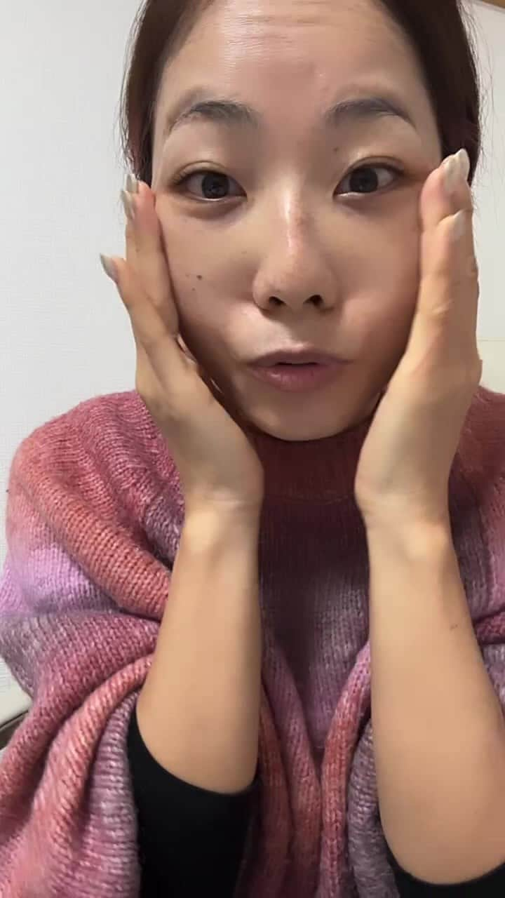 あゆあゆのインスタグラム：「メイクライブ🤣 表情面白くない!?なんやこれwww 質問いっぱいありがと❤️ 朝から会えるのなんか嬉しかね🥹❤️」