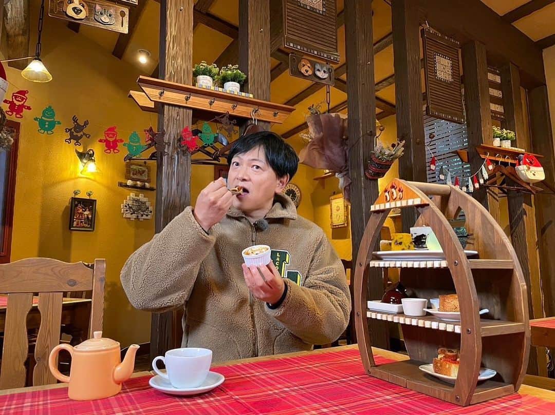 依田司のインスタグラム：「11月13日(月) 秋の味覚を求めて、埼玉県春日部市にある「菓子工房オークウッド」へ。お庭からケーキ屋、カフェまでおとぎ話に迷い込んだようなシェフこだわりの世界観。見ただけではわからないこだわりもあり、オブジェの一部は砂糖でできたものも。オーナーシェフの横田さんは厚生労働省が認める「日本の名工」や「黄綬褒章」を受賞したこともある有名シェフ。 本日は栗やかぼちゃ、りんごなど秋の味覚満載のスイーツから、S N Sで人気の秋のアフタヌーンティーセットをご紹介しました。  #菓子工房オークウッド #LACOSTE #ラコステ #依田さん #依田司 #お天気検定 #テレビ朝日 #グッドモーニング #サタデーステーション #気象予報士 #お天気キャスター #japan #japantrip #japantravel #unknownjapan #japanAdventure #japanlife #lifeinjapan #instagramjapan #instajapan #療癒 #ilovejapan #weather #weathercaster #weatherforecast」