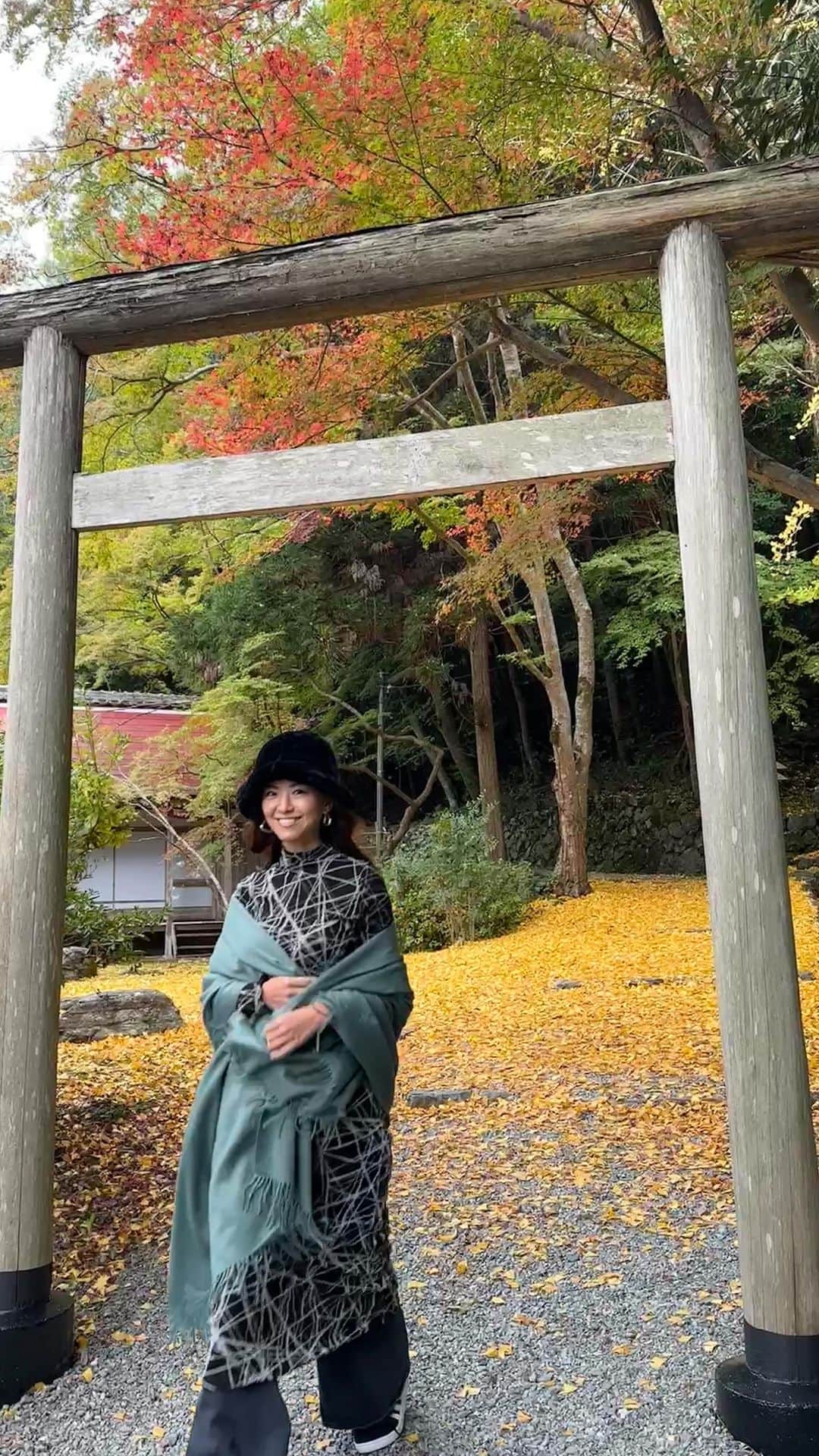 西内ひろのインスタグラム：「Autumn leaves in japan.  日本も漸く寒くなってきましたね。 砂漠の後の紅葉🍁🍁🍁  場所によって 季節によって ファッション変わって楽しいな🎵  一瞬の秋を今は満喫しよう😌🍂🍠🍁」