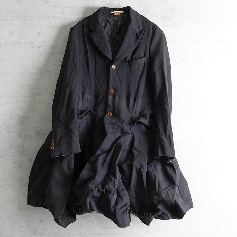 playfulさんのインスタグラム写真 - (playfulInstagram)「【2023S/Sコレクション買取新着】  COMME des GARCONS HOMME PLUS エステル裾ボリュームロングジャケット  お買取お申し込みはこちらから(www.playful-kaitori.com) プレイフルの買取は 専門知識のあるスタッフが査定させていただきます。 丁寧かつスピード査定には自信があります！  ☑︎詰めて送るだけの簡単買取(無料の宅配キットあり)  ☑︎シーズン・年代不問で高価買取  ☑︎お客様負担ゼロ(キャンセル時の返送料も無料)  #playful #プレイフル #ブランド古着 #古着買取 #宅配買取 #コムデギャルソン #タオ #コムコム　#ファッション好きな人と繋がりたい #トリココムデギャルソン #コムデギャルソンオム #川久保玲 #ギャルソンコーデ #コムコムコムデギャルソン #ブラックコムデギャルソン #コムデギャルソンオムプリュス  #tao #taocommedesgarcons  #tricotcommedesgarcons #commedesgarconshommeplus #alpha  #blackcommedesgarcons  #commedesgarcons #commedesgarconsshirt」11月13日 9時01分 - playful_dc