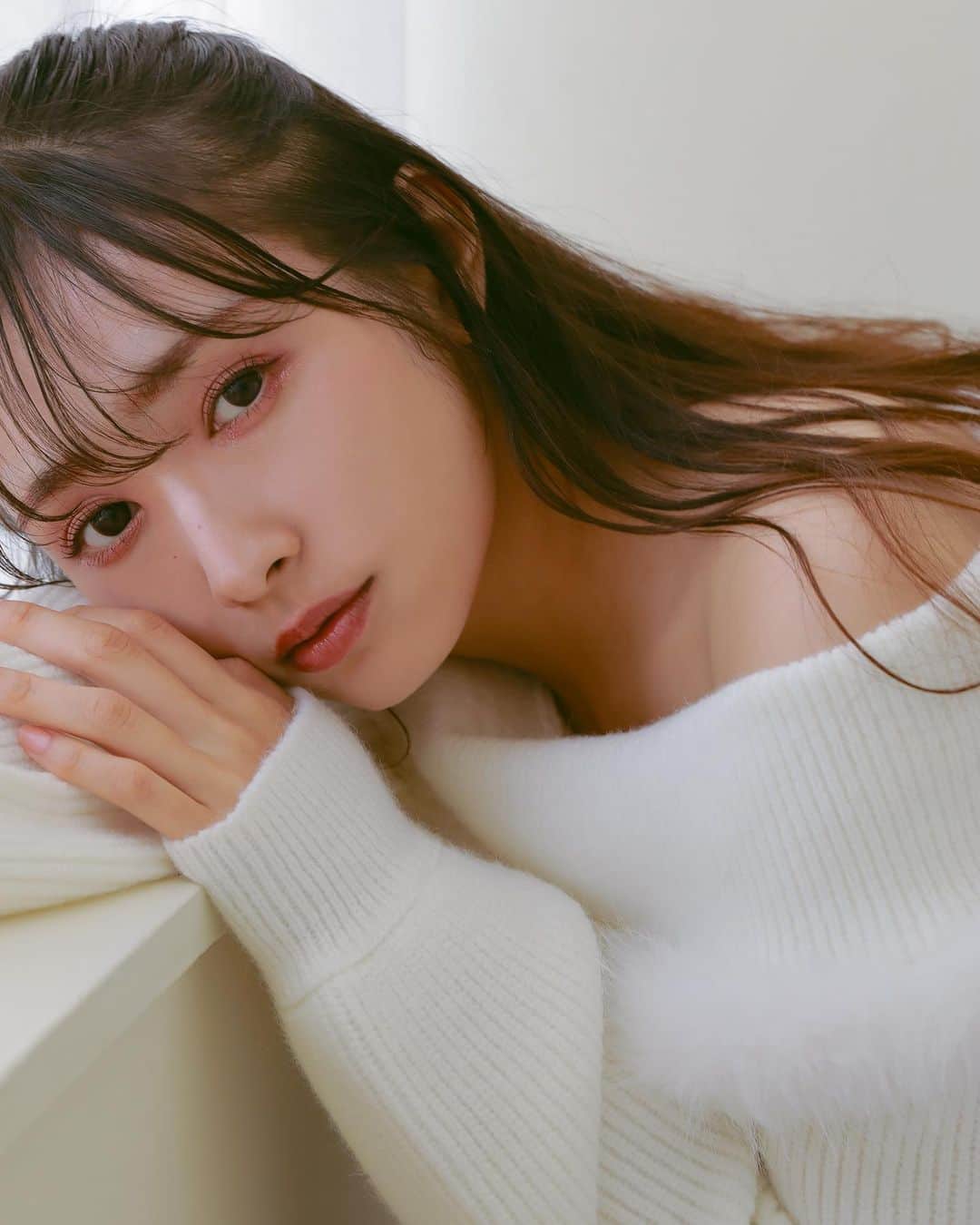 AnMILLEのインスタグラム：「渡辺梨加さんが着るÁn MILLE冬コレクション♡ ㅤㅤㅤㅤㅤㅤㅤㅤㅤㅤㅤㅤㅤ \ 12月上旬入荷予定 / #ファーオフショルニット ¥7,400 ㅤㅤㅤㅤㅤㅤㅤㅤㅤㅤㅤㅤㅤ #アンミール #anmille」