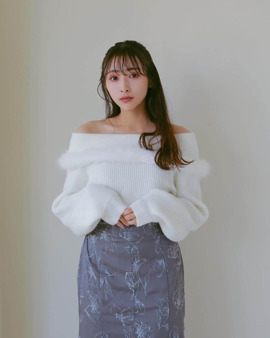 AnMILLEのインスタグラム：「渡辺梨加さんが着るÁn MILLE冬コレクション♡ ㅤㅤㅤㅤㅤㅤㅤㅤㅤㅤㅤㅤㅤ \ 12月上旬入荷予定 / #ファーオフショルニット ¥7,400 ㅤㅤㅤㅤㅤㅤㅤㅤㅤㅤㅤㅤㅤ #アンミール #anmille」