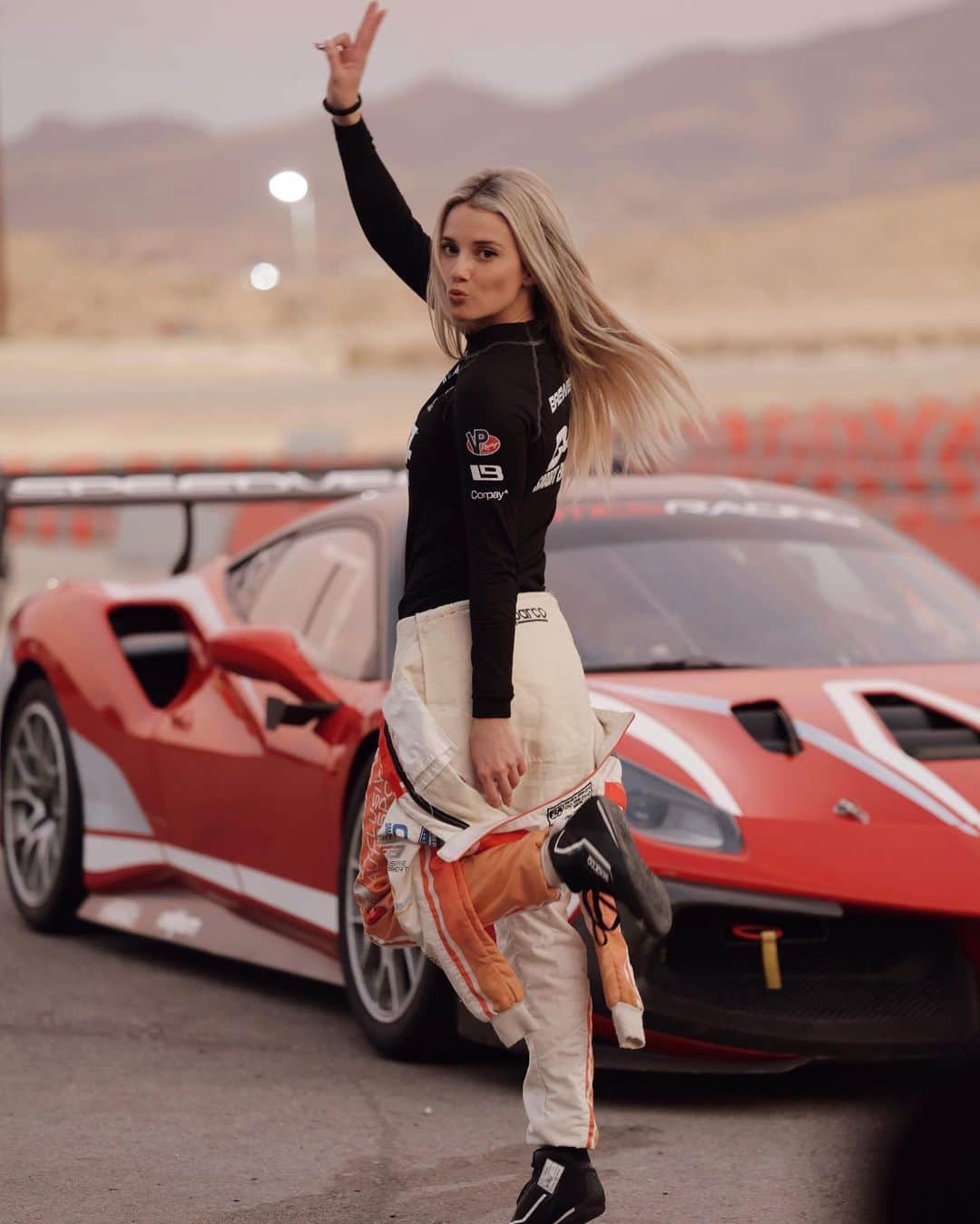 Lindsay Brewerさんのインスタグラム写真 - (Lindsay BrewerInstagram)「❤️🏁」11月13日 9時05分 - lindsaymariebrewer