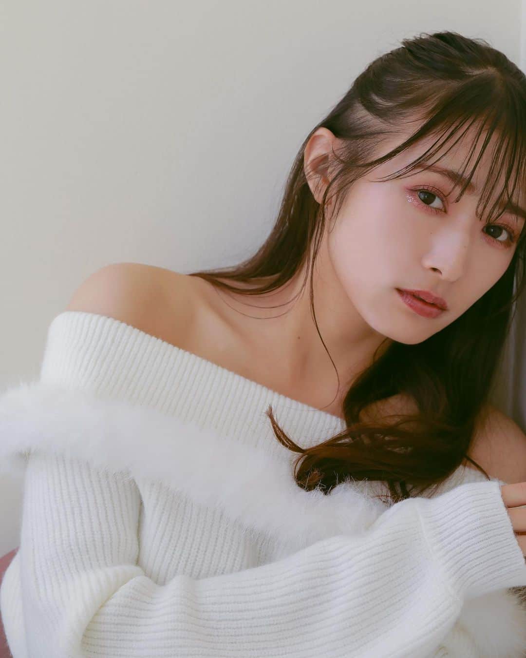 AnMILLEのインスタグラム：「渡辺梨加さんが着るÁn MILLE冬コレクション♡ ㅤㅤㅤㅤㅤㅤㅤㅤㅤㅤㅤㅤㅤ \ 12月上旬入荷予定 / #ファーオフショルニット ¥7,400 ㅤㅤㅤㅤㅤㅤㅤㅤㅤㅤㅤㅤㅤ #アンミール #anmille」