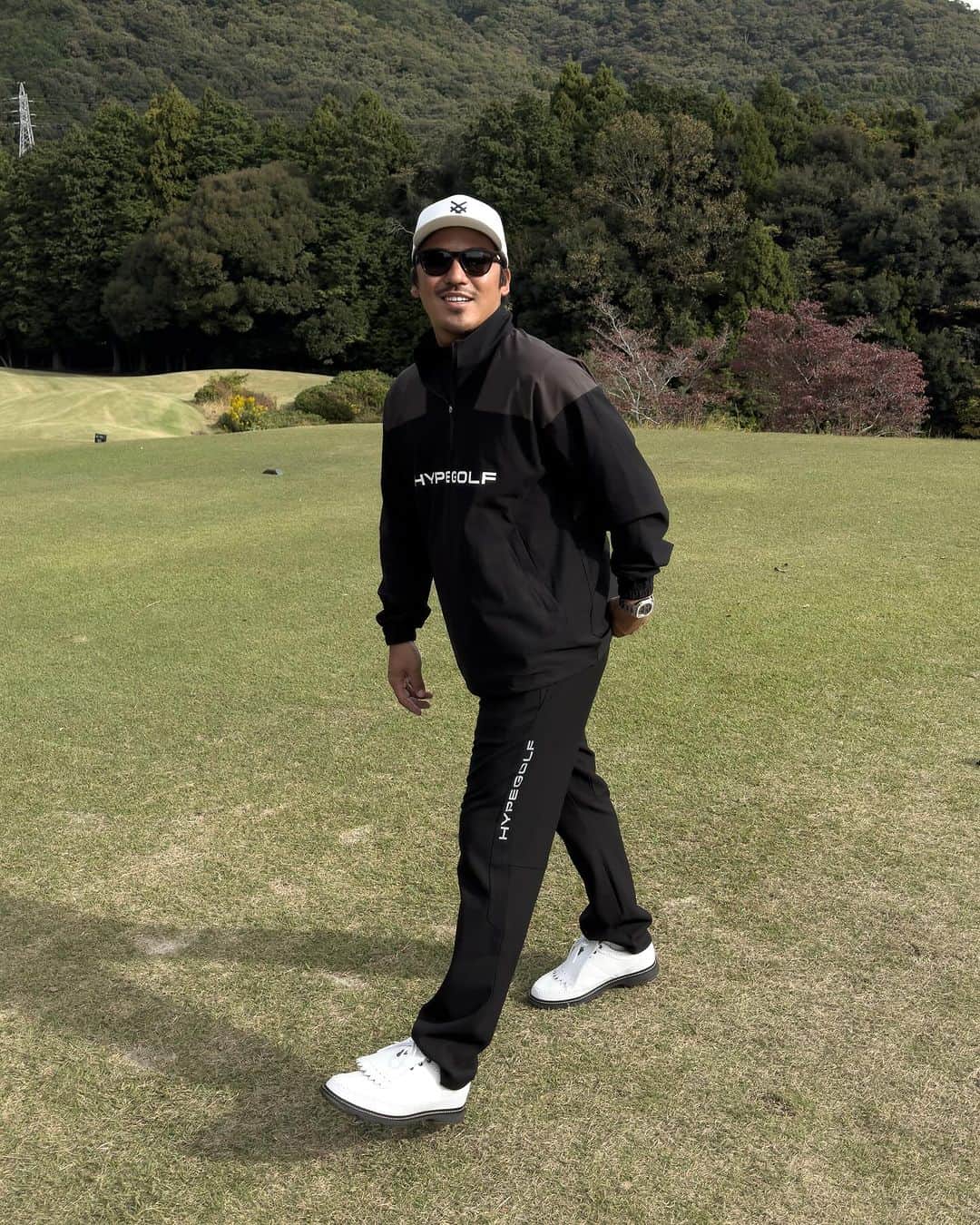 のインスタグラム：「.  秋を飛び超えていきなり冬だね。  みんな身体壊さないよーにね！  🧢 @solidex_by_solid  👕👖 @hypegolfjapan  👞 @adidasgolf @adidastokyo @bogeyboys  ⌚️ @bellross_japan  🕶️ @oakleyjapan  🧦 @stance_japan   #ゴルフ #golf」