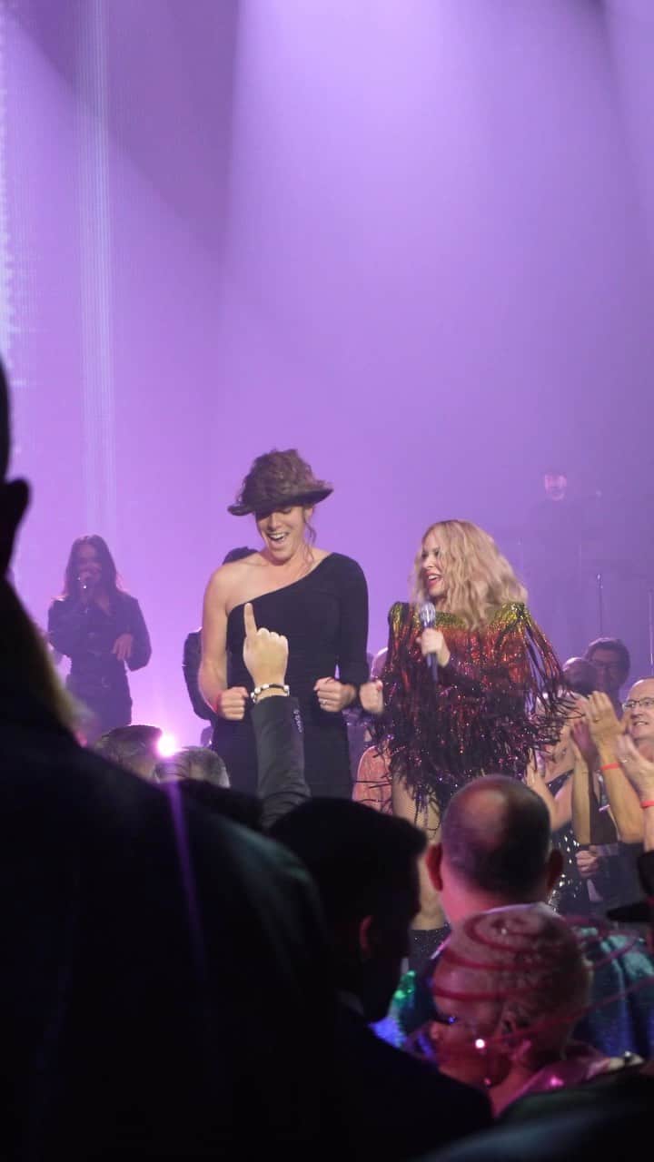 カイリー・ミノーグのインスタグラム：「One of many highlights this weekend... amongst all the amazing looks in the audience …. DEBUT ALBUM BRIM HAT HAIR!!! 🫠🥹😘 Yeah yeah yeah TOOT TOOT! 🚂 Thanks to everyone for another amazing weekend.  #Locomotion」