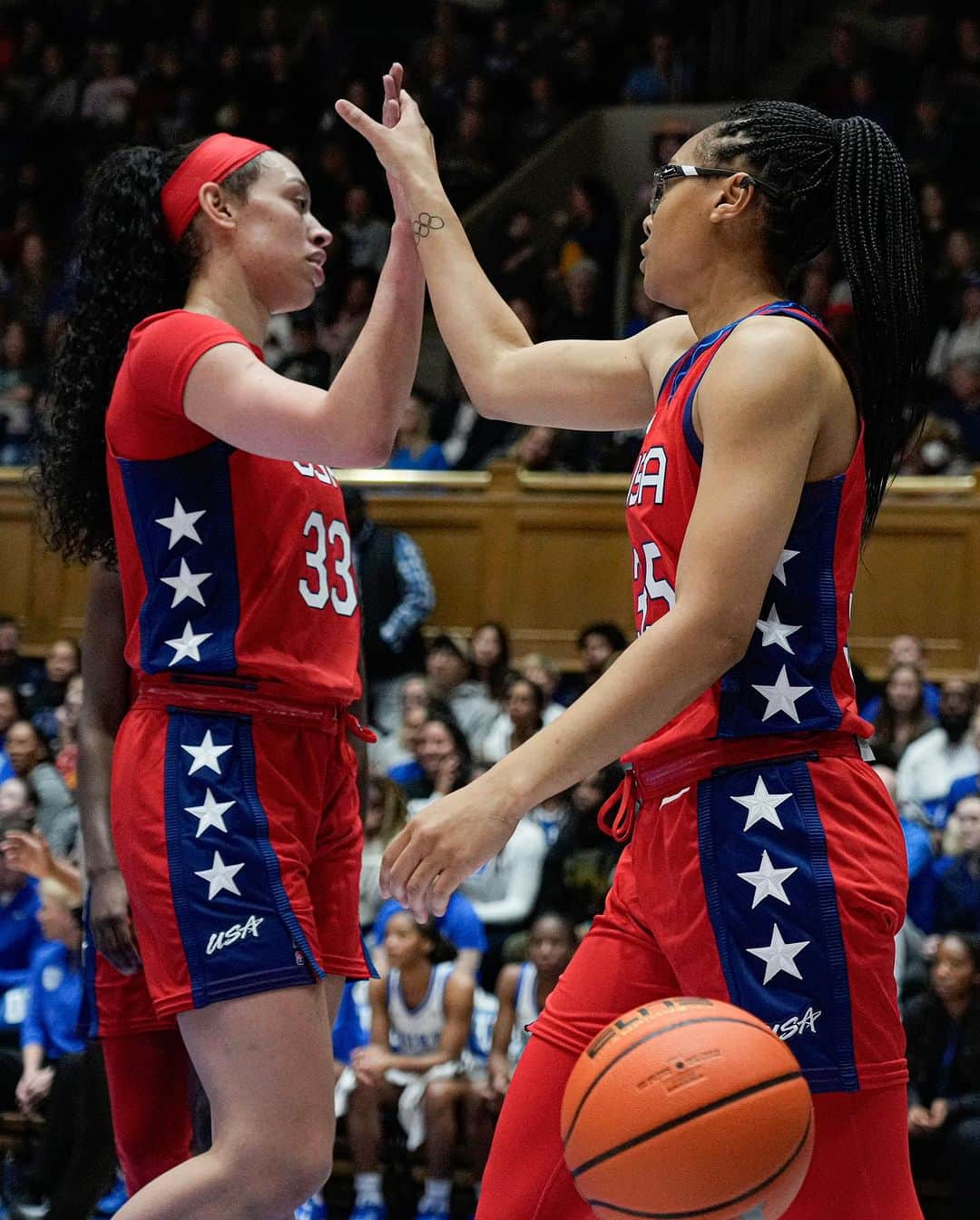 USA Basketballさんのインスタグラム写真 - (USA BasketballInstagram)「A special day in Durham!   🇺🇸 #USABWNT 🫶 @dukewbb」11月13日 9時15分 - usabasketball