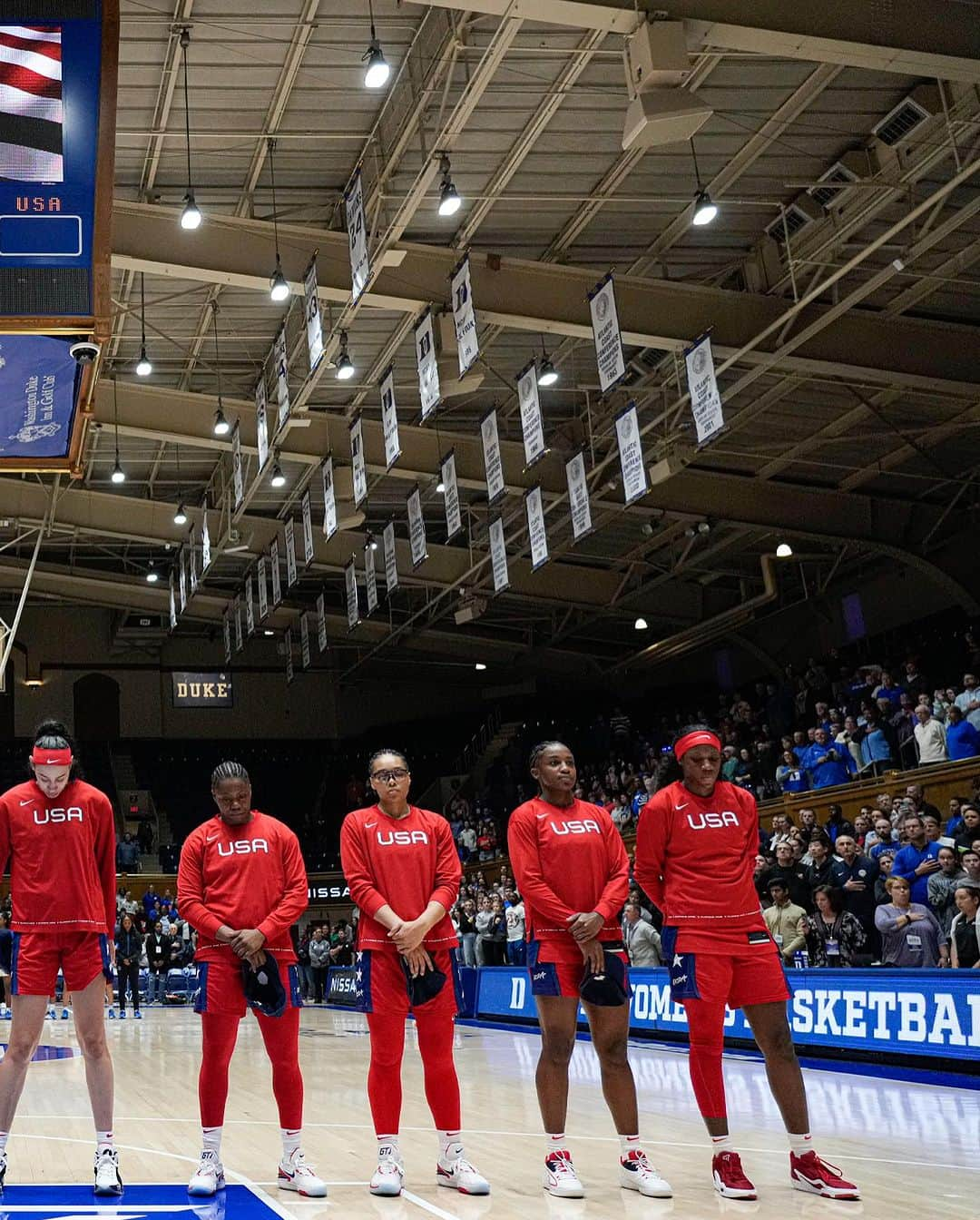 USA Basketballさんのインスタグラム写真 - (USA BasketballInstagram)「A special day in Durham!   🇺🇸 #USABWNT 🫶 @dukewbb」11月13日 9時15分 - usabasketball