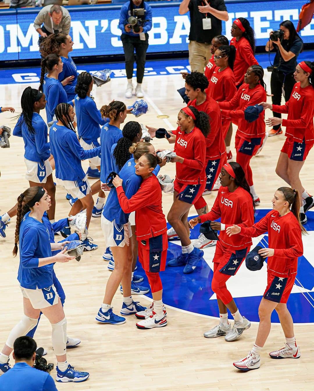 USA Basketballのインスタグラム：「A special day in Durham!   🇺🇸 #USABWNT 🫶 @dukewbb」