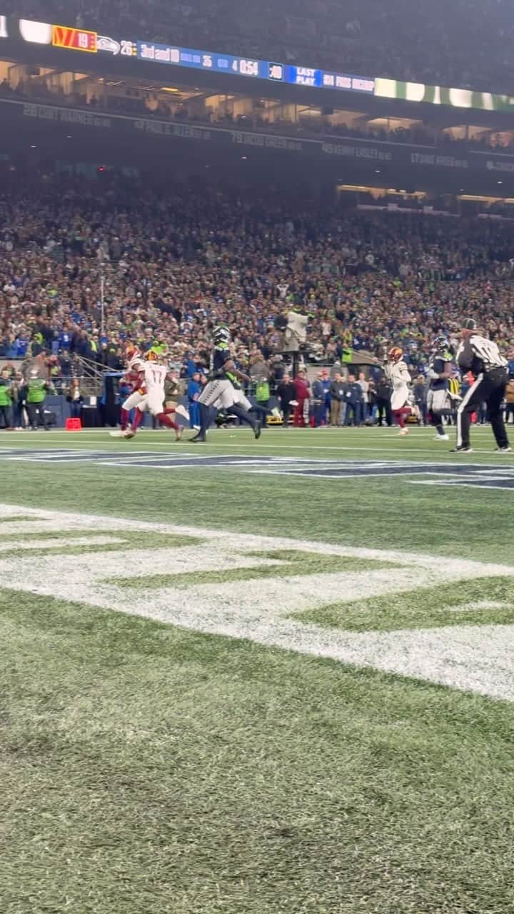 ワシントン・レッドスキンズのインスタグラム：「THE TAR HEEL CONNECTION KNOTS IT UP  📺 #WASvsSEA on FOX」