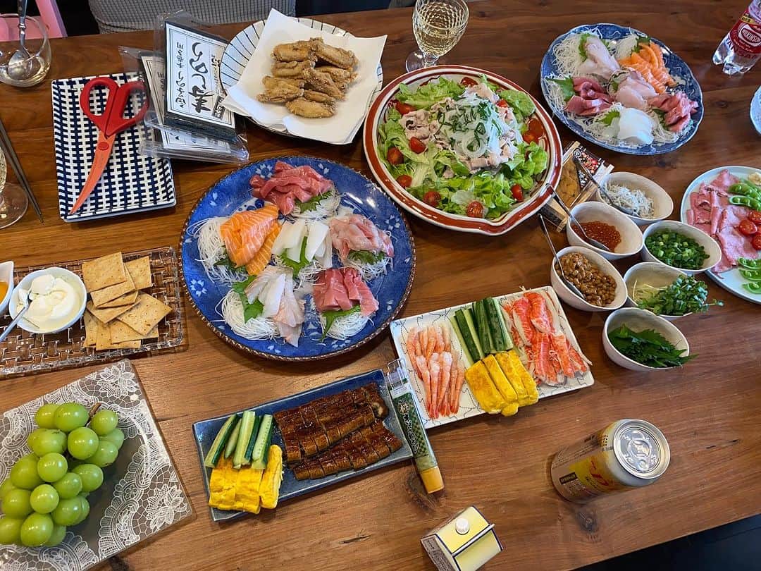 のインスタグラム：「手巻き寿司パーティー🥳色んな具を合わせられる贅沢感がいいよね‼️仕込んだ唐揚げも卵焼きも子供達に大好評で良かった😊#手巻き寿司パーティー🍣 #手羽から揚げ」