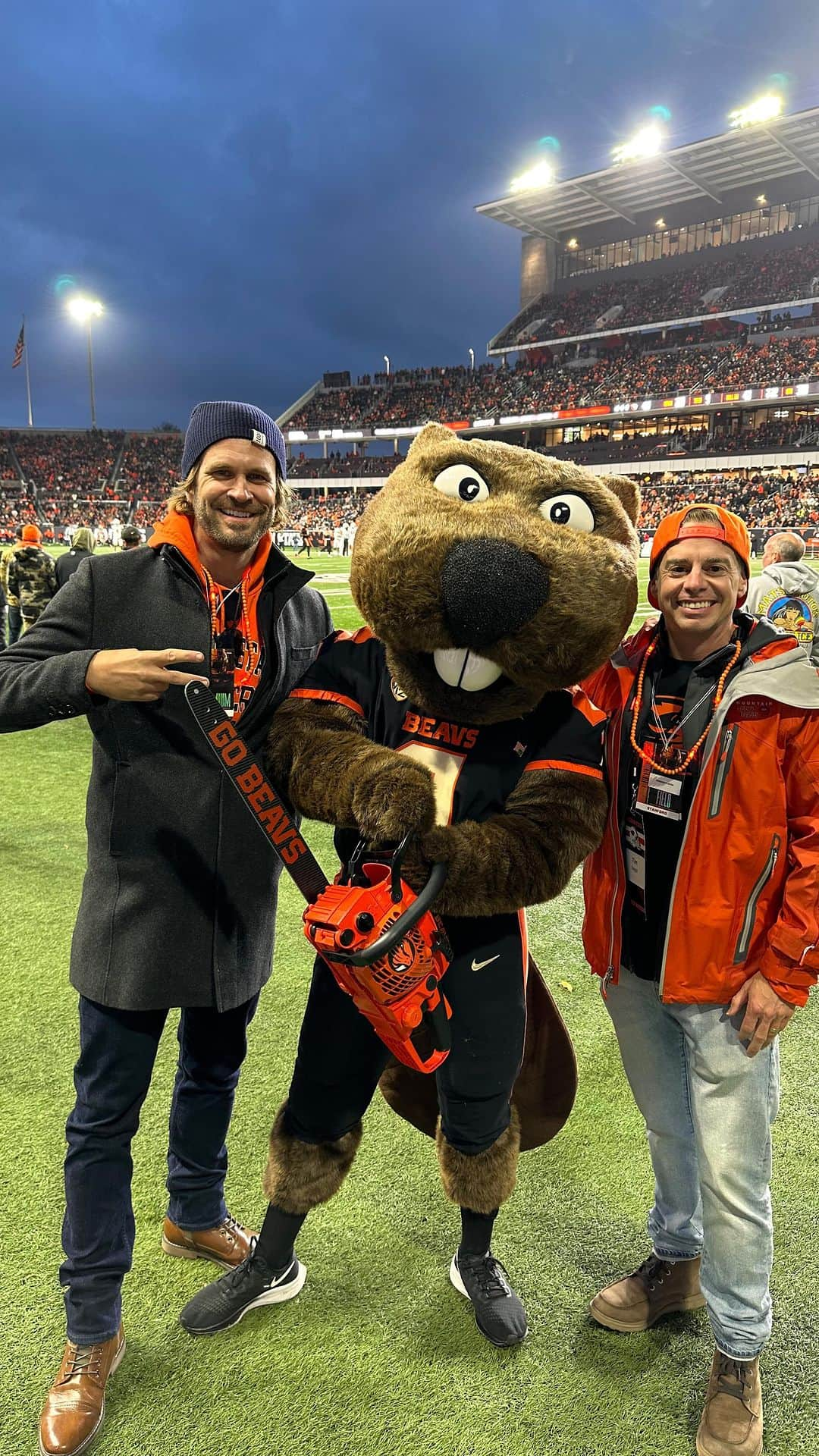 ジョン・ブラザートンのインスタグラム：「Let’s go Beavs!!! 💪🧡🦫 Thank you @beaverfootball @beaverathletics @oregonstate and especially @sharibrumbach for an incredible day at Reser Stadium with my brother @timbaggs  #DamProud #Top10 #LFG」