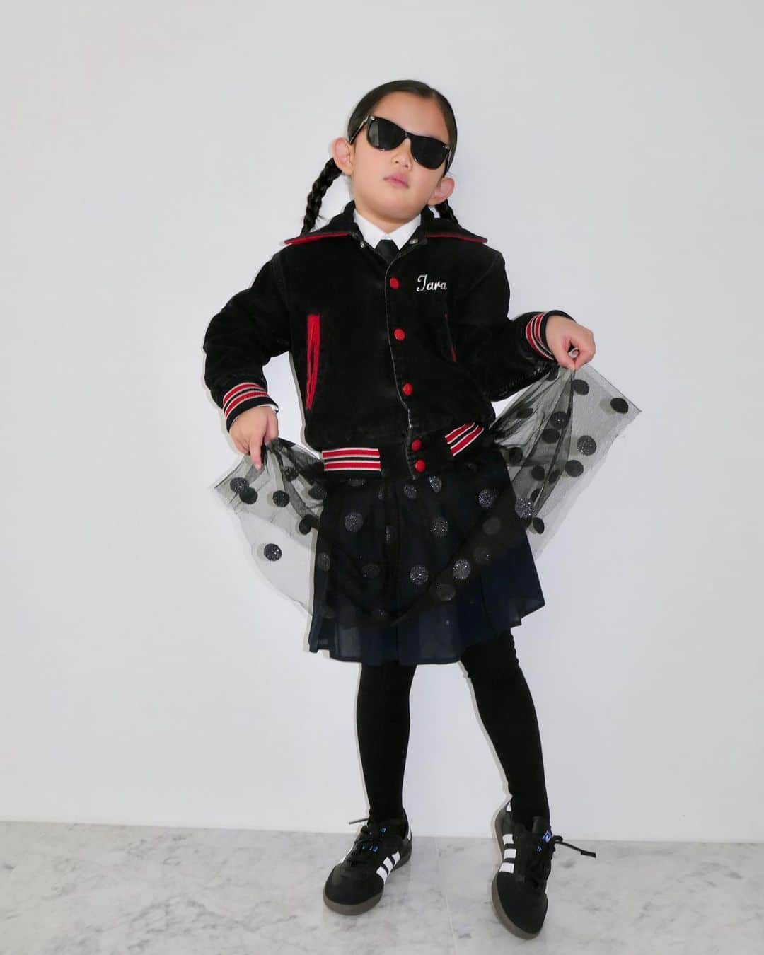パク・ウォンジのインスタグラム：「유치원 졸업 사진을 찍는단다. 본인은 내년. 블랙앤더화이트 컨셉으로 2년차. 신남과 다른 쉬크 표정 뭐예요~~?🖤 #heartbonvie 신발끈 스스로 묶는 여자 🖤」