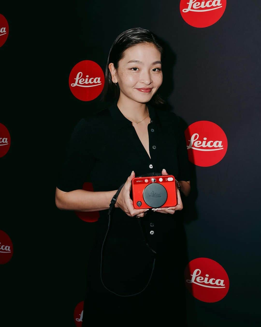 マイア・シブタニのインスタグラム：「Back in LA for a special night at the @leicagalleryla! 📸🔴✨  @alexshibutani and I had the honor of meeting the legendary Sir Roger Deakins. His photography exhibition, BYWAYS, will be at the Leica Gallery in LA through January 8th, 2024.  My beautiful red camera is the @leica_camera SOFORT 2. I’ve loved testing and traveling with it over the past few months - it’s finally out!  Photo (2nd frame) by: Earl Gibson」