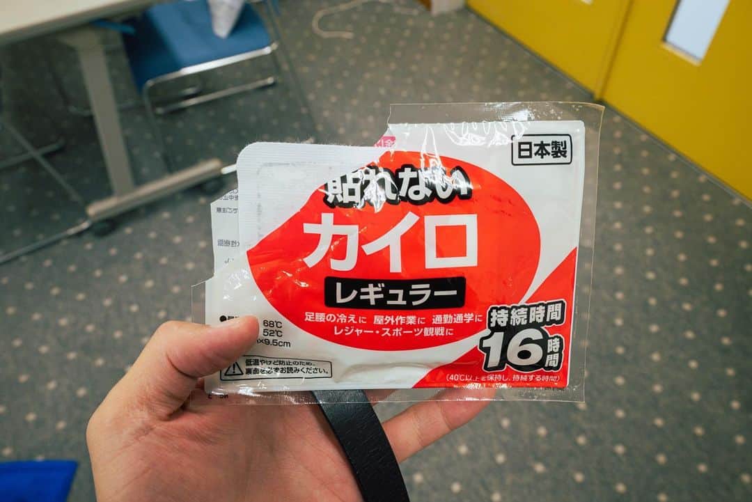 のインスタグラム：「昨日の岡山マラソンでリタイアした時、リタイア地点で声をかけてくれた4歳くらいの男の子がいたのですが、寒すぎて凍えていたのに気づいたのかその子が一回家に帰って戻ってきて「写真撮ってくれてありがと」とくれたカイロの写真。かわいすぎて僕だけじゃなくてリタイア地点に居たスタッフさんみんな悶絶。ありがとね」