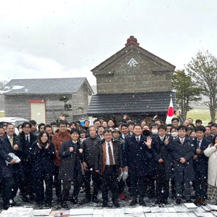 公益財団法人モラロジー研究所のインスタグラム：「北海道にて青年代表研修会を開催！⛄️ 11月11日から12日にかけて、都道府県青年代表研修会が、北海道のはまなす講堂で開催されました。全国から78名の青年が参加しました。 初日には、廣池慶一青年部長からの開会挨拶から始まり、引き続き今後の青年活動についてグループディスカッションを行いました。 2日目には、井上和彦講師（ジャーナリスト、財団特任教授）と江崎幹夫講師（樋口季一郎記念館長）から特別講義があり、日本の知られざる歴史や日本を守った先人達についてお話しいただきました。 その後、初雪を体験しながら石狩市にある樋口季一郎記念館を見学して解散となりました。 全国の仲間とともに、自分たちに求められる活動を考え、また命をかけて祖国を守った日本の先人の息吹に触れる貴重な２日間となりました」