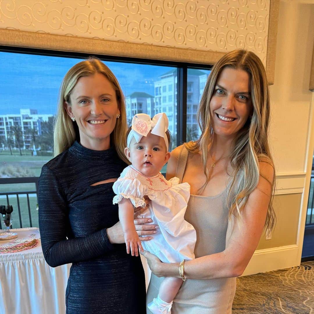 ペイジュ・レイリーのインスタグラム：「2 very proud Aunties. Happy Christening Isla. We love you 🥰」