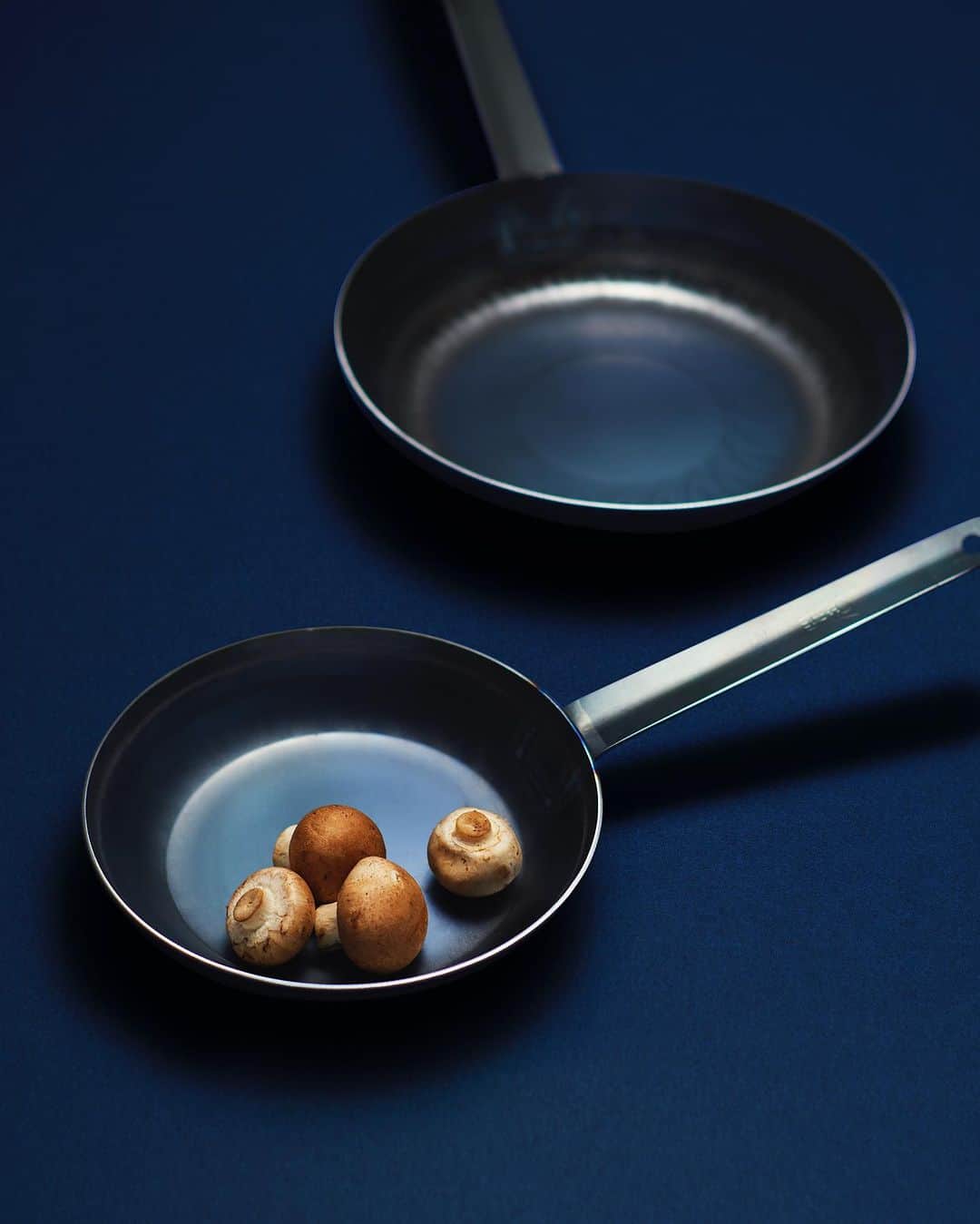 ザ･コンランショップのインスタグラム：「. The Conran Shop Tokyo 釜浅商店  東京・浅草の合羽橋で明治 41 年創業の料理道具屋、釜浅商店の常設コーナーができ、釜浅商店オリジナルの鉄打出しフライパ ンや、包丁、釜、雪平鍋など、プロも長年愛用する道具の数々を展開します。良理道具 / りょうりどうぐ。日本の各地にある良 い理の道具を作る産地や職人の元へ行き、本当に良いと思う道具を選び、作り手とお客様を結ぶ存在として良理道具を伝えます。 週末には店頭で、包丁の名入れサービスなどを行う予定です。  @orby.restaurant @kamaasa_tokyo  #theconranshop #theconranshoptokyo #azabudaihills #麻布台ヒルズ #interiordesign #modernliving #釜浅商店」