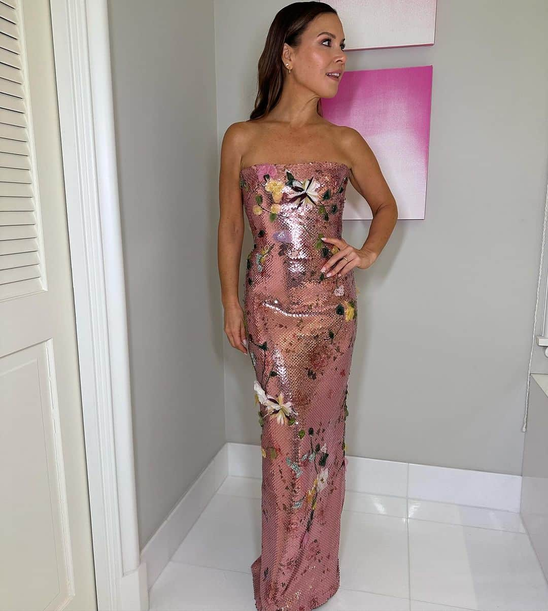 Monique Lhuillierのインスタグラム：「Tonight’s look for Baby2Baby Gala 💓💓💓 Thank you to my team for making my dress in time in our very busy atelier and my glam team for the magic touch. Takes a village! xM #baby2baby」