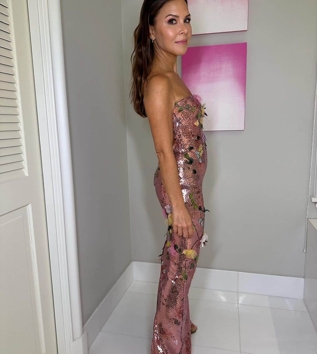 Monique Lhuillierさんのインスタグラム写真 - (Monique LhuillierInstagram)「Tonight’s look for Baby2Baby Gala 💓💓💓 Thank you to my team for making my dress in time in our very busy atelier and my glam team for the magic touch. Takes a village! xM #baby2baby」11月13日 9時58分 - moniquelhuillier