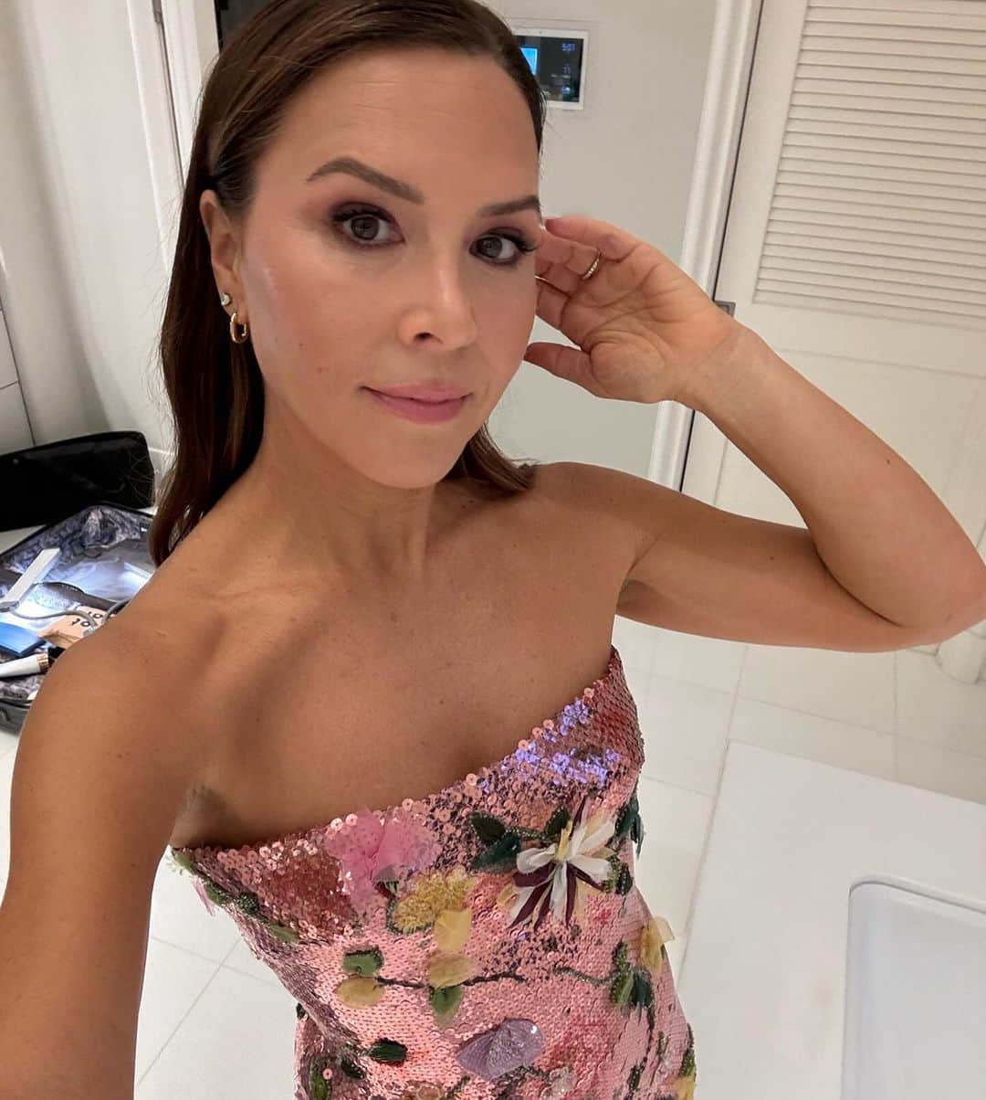 Monique Lhuillierさんのインスタグラム写真 - (Monique LhuillierInstagram)「Tonight’s look for Baby2Baby Gala 💓💓💓 Thank you to my team for making my dress in time in our very busy atelier and my glam team for the magic touch. Takes a village! xM #baby2baby」11月13日 9時58分 - moniquelhuillier