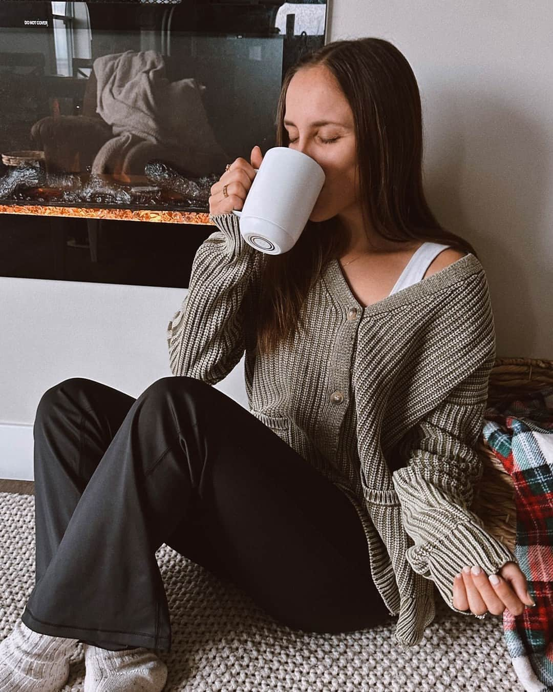 エアロポステールさんのインスタグラム写真 - (エアロポステールInstagram)「It’s giving cozy ​​🤓☕️💕 #WearAero」11月13日 10時00分 - aeropostale