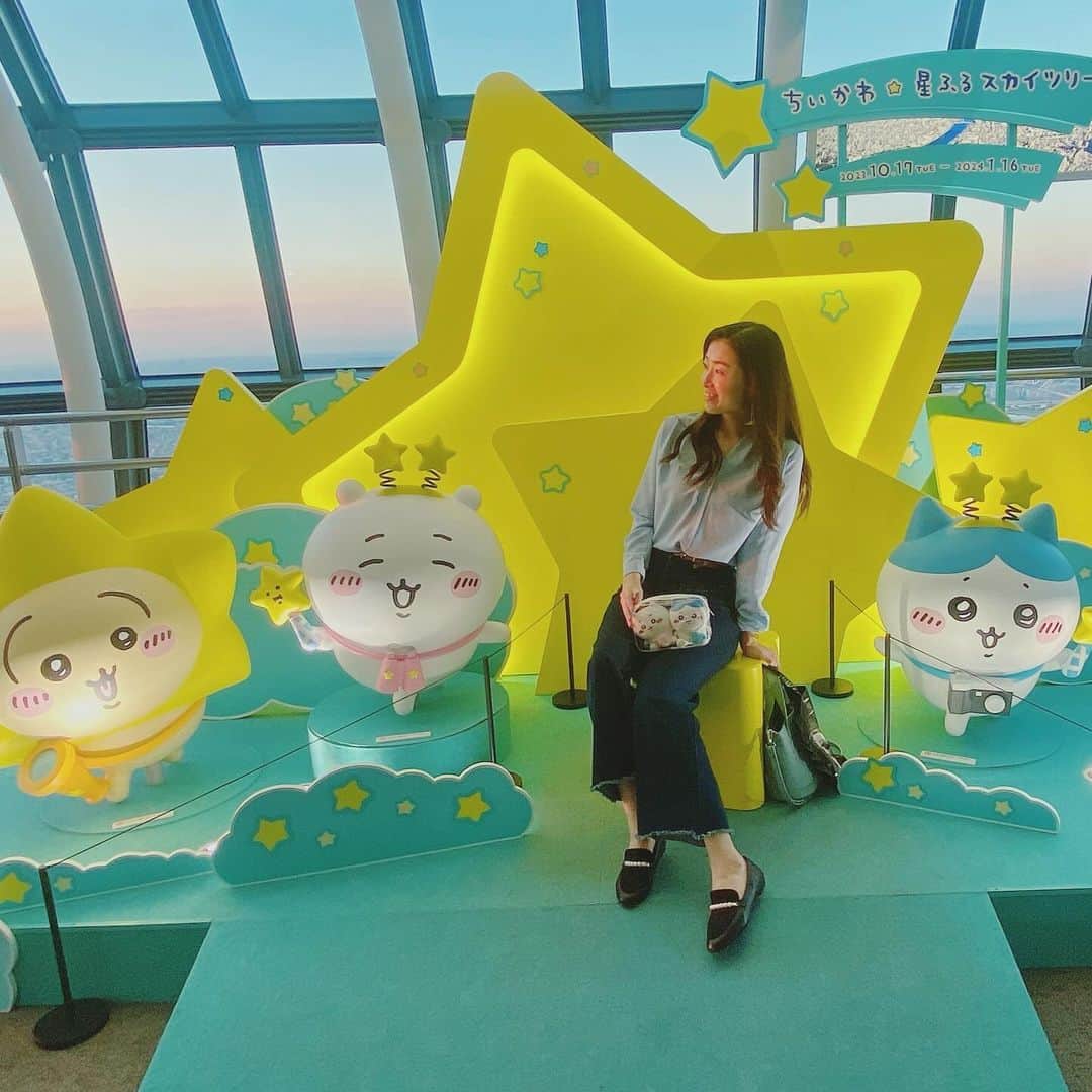 木谷有里のインスタグラム：「写真スポットが可愛かった⭐️ 【ちいかわ星ふるスカイツリー】  #ちいかわ星ふるスカイツリー  #ちいかわスカイツリー  #ちいかわコラボ #スカイツリー　#押上 #推し活　#推しと写真」