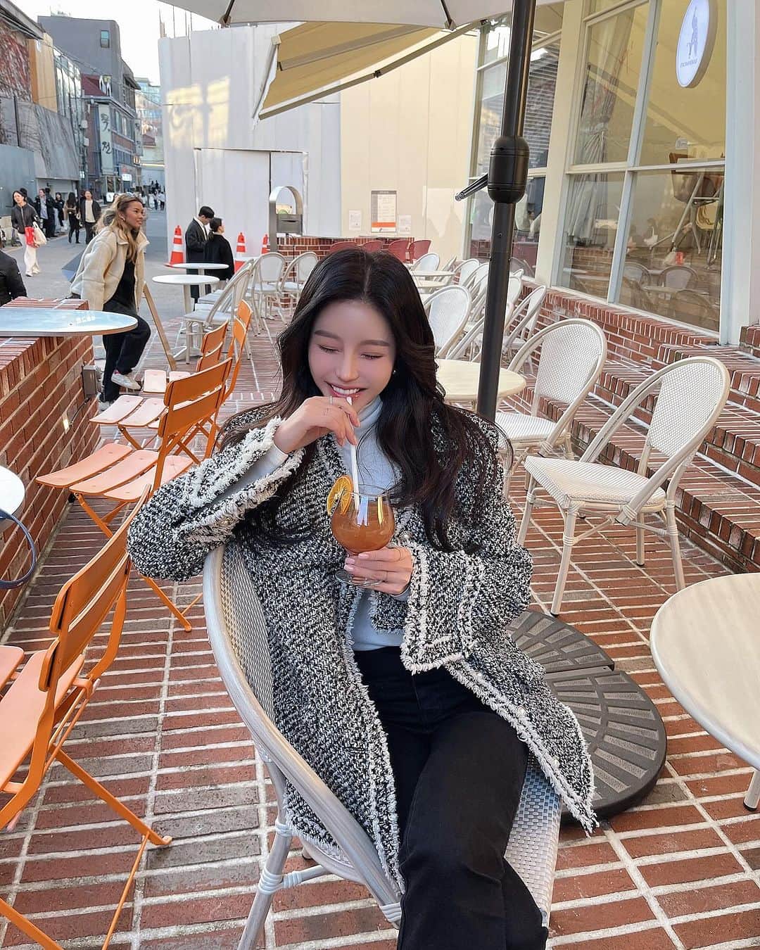 のインスタグラム：「. 제가 매일매일 챙겨먹는 이건 뭘까요?  궁금해하셨던 분들! 드디어 오늘 오픈!! 🧡  여름부터 발리가면서 열심히 만든 제 몸매..  안일하게 뒀더니 재빨리 도망가는거 다급하게 잡아준 소중한 퓨어랩스에요🫶🏻  저는 솔직히 얼굴은 살이 안 찌는데  이상하게 뱃살이랑 팔뚝 미운곳만 골라서 밉게 쪄서 마른비만으로 너무 스트레스인 와중에  인스타에서 퓨어랩스 모로오렌지 먹고 효과 봤다는 사진이며 지인들까지 극찬하길래 저도 먹어보고 이건 모지?! 해서 자진 미팅하고 공구까지 오픈하게 되었어요😍  우선,  1. 호불호 없는 맛으로 진짜 맛있어요! 👍🏻👍🏻 2. 다이어트 효과는 이미 너무 유명하게 알려져있는 제품으로 사진 뒤로넘겨 후기 꼭 확인해주세요✔️  솔직히 다이어트 하고싶지만 맛 없는 다이어트는 싫잖아요😵‍💫  그렇다면 퓨어랩스 모로오렌지 꼭 먹어보세요! 🍊  🚨첫 공구오픈이라 이벤트까지 준비했다는거!   ✅5+2박스 구매 고객 선착순 30분께 1BOX 추가 증정 (결제완료 기준) ✅최다 구매자 1분께 5+2 구성 추가 증정  저 카탈스러운거 아시죠? 이번에도 저 한번 믿어보세요!! 맛잇게 살빼는 현명한 선택이에요😍  #퓨어랩스다이어트모로오렌지  #첫공구이벤트  #이럴때현명하게쟁여놓기  #다이어트힘들죠 #맛있는다이어트시작해보세요」