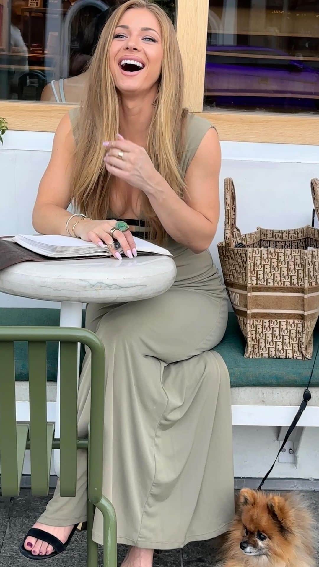 Nikki Leighのインスタグラム：「Day 14 !!💫 Me in the Wild 😜  - omg I thought it was day 13! Lmao!   going places to feel the energy and write in my gratitude journal as an activity I do quite often. I work on controlling the thoughts and self talk that I have with myself because I feel it is very important to make sure that they are positive, supportive, loving, and all of the greatest things that you would say to your best friend. It’s not always easy to quiet the mind of negative thoughts and self talk is the only conversation we are guaranteed to be apart of fully our entire life! So it’s important to work on the skill of positive self talk and #selflove  Gratitude 🙏🏼 is a big component of that and the best way for me to partake in that daily is through writing in a Gratitude journal! Which is why I also took it on my self to create and publish my own! *go through my bio to find it. Or you can always go to Amazon and search Nikki Leigh Gratitude journal 📓🫶🏼💝 Perfect Holiday gift btw!!  *This practice will change your life, I promise ⚡️✨🥰  #gratitude #action #positivitytime #motivator #healthyhabits #nikkishabits #selflovehabits #iam #me #thisisme #happylife #fy #fyp #hi」